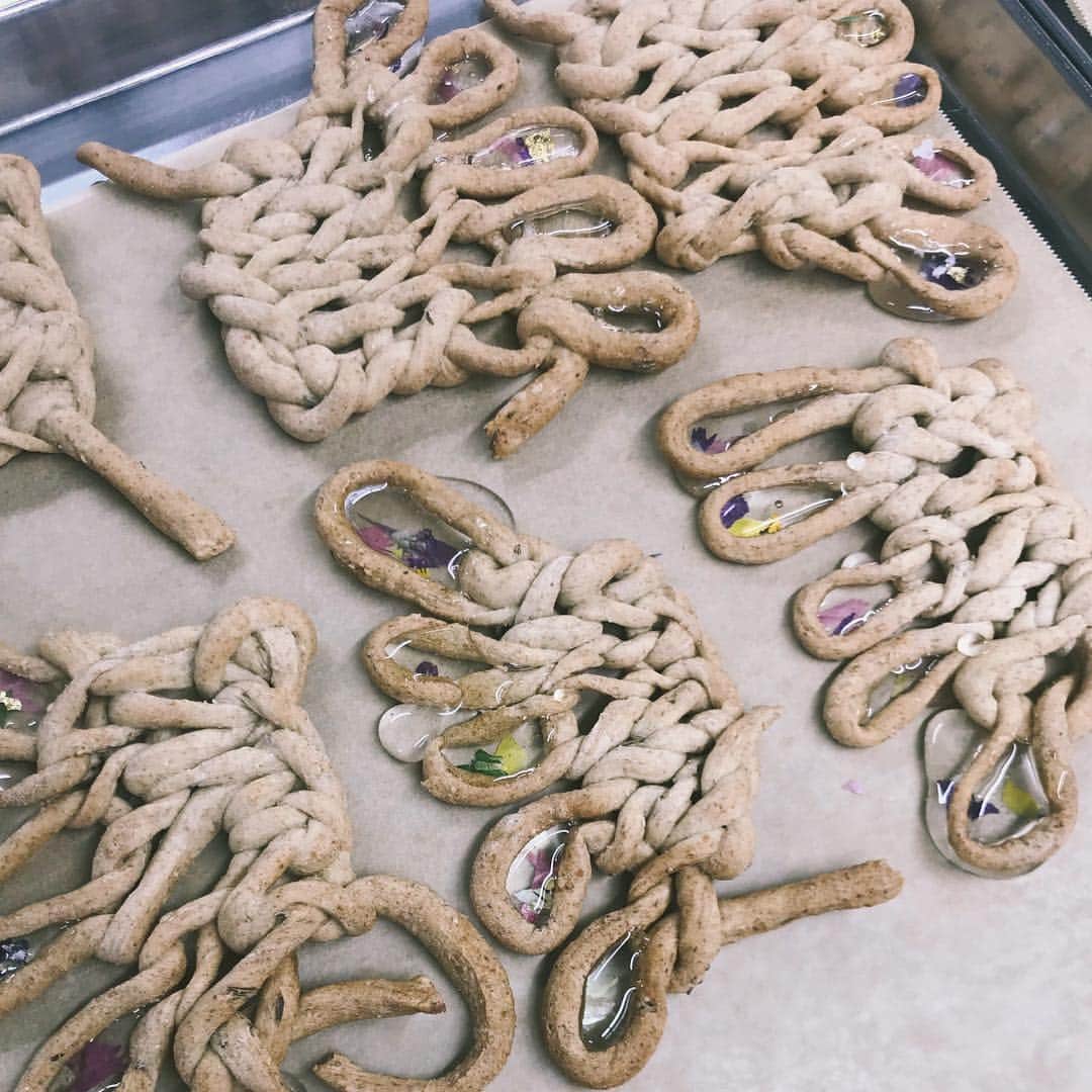 のインスタグラム：「#newsnack 🤪 . Can eat soon‼️ Party information💁‍♀️. ⇩. 『unfinished』 an/eddy×mellow  gallery space CIRCLE〒150-0011 東京都渋谷区東1-3-1 カミニート14号 . 5/3.14:00-19:00 ✳︎16:00-openingparty♡ catering 山フーズ♡ @kobi_yama  an/eddyのニットと mellowのアクセサリーを 模したフードがたくさん出ます！ 楽しい驚きがいっぱい！ . . (Knit= One of the methods.) . . #knit #snack #山フーズ」
