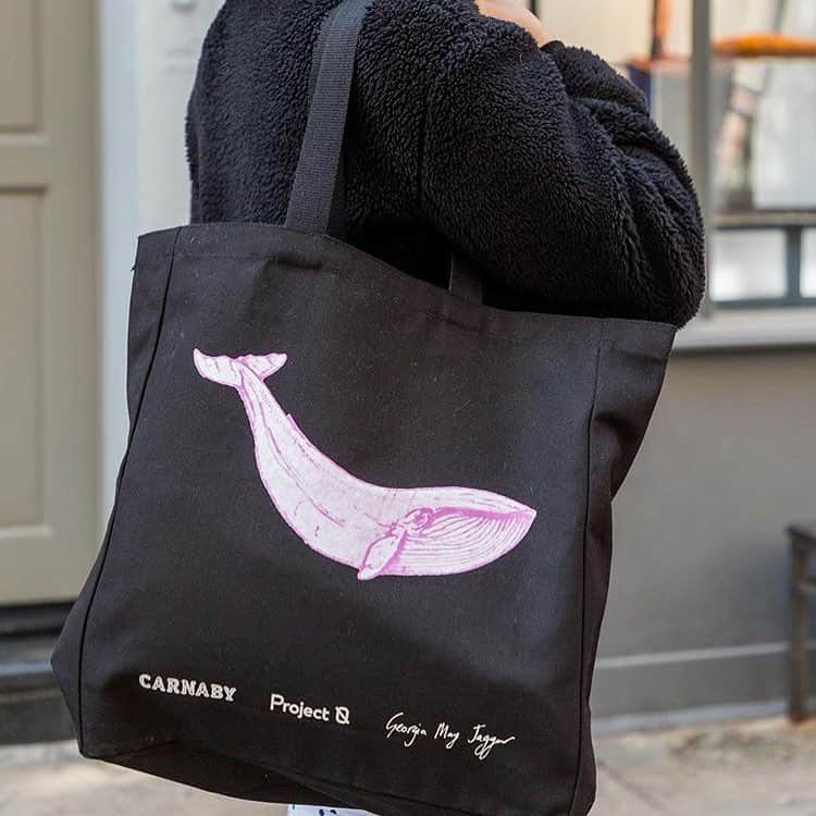 ジョージア・メイ・ジャガーさんのインスタグラム写真 - (ジョージア・メイ・ジャガーInstagram)「So happy to have drawn a whale for the Project 0 x Carnaby tote collection. Get yours at weareprojectzero.org/shop and help the ocean! 🐋 @weareprojectzero @carnabylondon」4月23日 23時56分 - georgiamayjagger