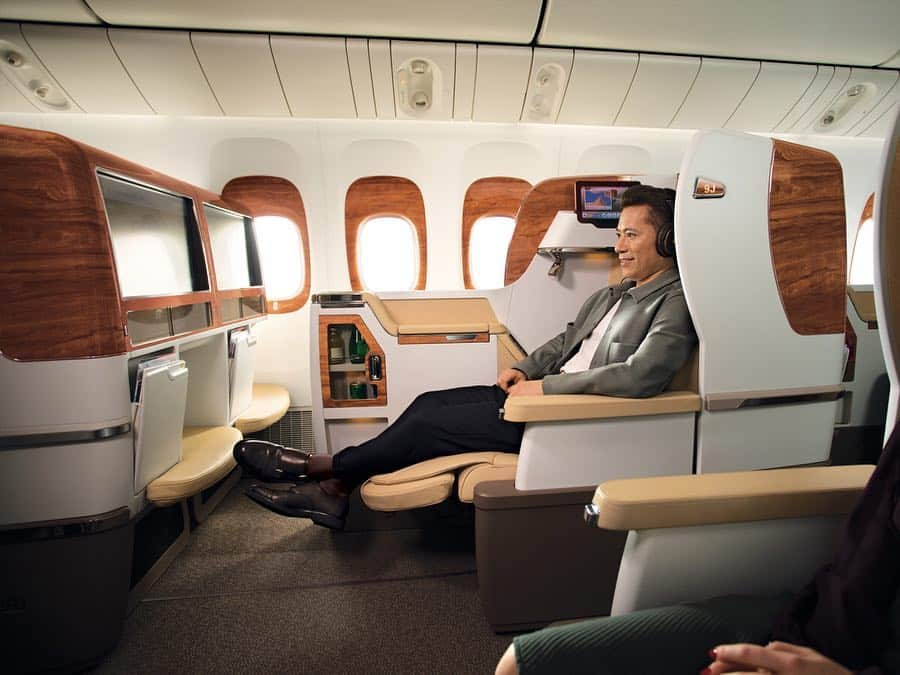 エミレーツ航空さんのインスタグラム写真 - (エミレーツ航空Instagram)「Our customers travelling to and from the Maldives will soon experience our latest state-of-art @Boeing 777-300ER aircraft. Our award-winning product with fully-enclosed First Class private suites will make its official debut on the Dubai-Malé route on 1 June 2019.  #EmiratesAirline #FlyEmiratesFlyBetter #Gamechanger」4月24日 0時00分 - emirates