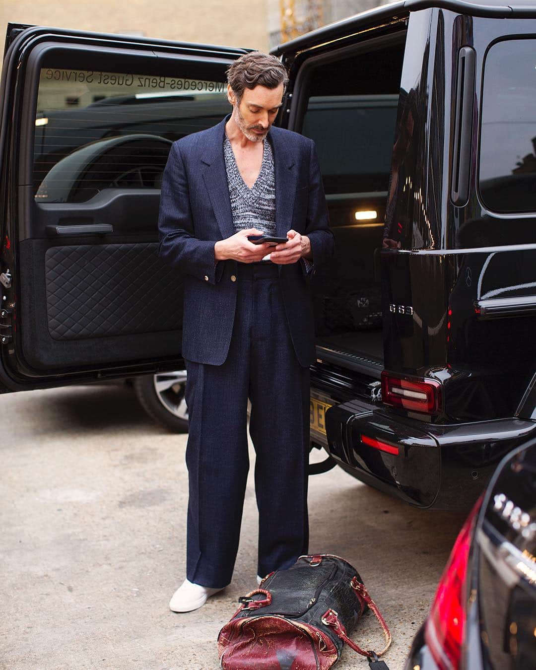 スコット・シューマンのインスタグラム：「A knit low V-neck under a casual suit can be perfect for this time of year, London」