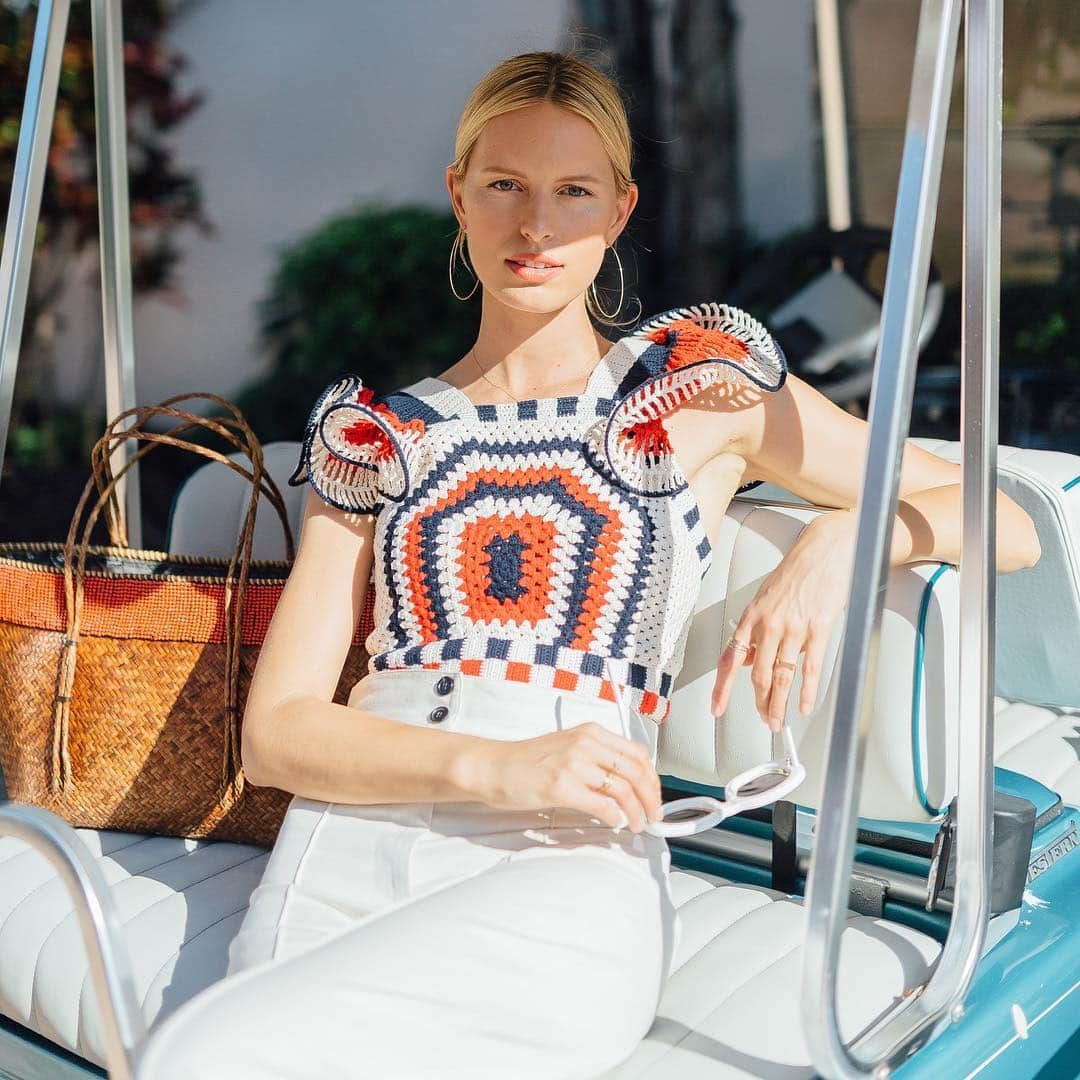 カロリナ・クルコヴァさんのインスタグラム写真 - (カロリナ・クルコヴァInstagram)「☀️ || Fisher Island || Wearing:: @ullajohnson @frame @loropianaofficial @lindafarrow and vintage handbag from Paris... #kkstyle #miami #fisherisland」4月24日 0時05分 - karolinakurkova