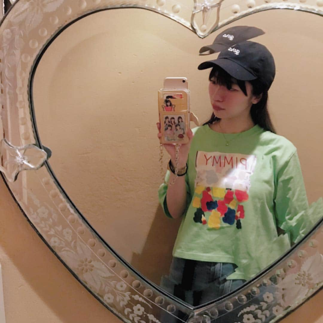 ぱいぱいでか美さんのインスタグラム写真 - (ぱいぱいでか美Instagram)「今日は暖かかったからジャージにTシャツで大丈夫だった☻ 夏焼雅ちゃんのブランド「PIMMY」のグミフォトtee可愛い！ ꙳ #tops #pimmy #俺はインスタグラマーになりてぇ #ピースしてる内はインスタグラマーにはなれないらしい #そうですか ꙳ みやちゃんが立ち上げたブランド「PIMMY」！ この前はパーカーを買ったんだけど、Tシャツもゲットしちゃいました♡ パキッ！としたグリーンにグミのプリントがかわいい！ 丈感も絶妙でハイウエスト履いて出してもinしても可愛くて夏まで大活躍の予感です…❤︎ みやちゃんBerryz工房やBuono!の衣装に携わってた時からセンスめちゃくちゃ大好きだったし セレクトショップのときも最高だったから こうしてみやちゃんが考えた服が着れるのまじで嬉しいです〜！ 今はS/Sが出てるけどこの先のA/Wもめちゃ楽しみ☻ . あと今日食べたケーキめちゃ美味しかったしトイレの鏡も可愛かった！ あ、前にも載せたけどたまに聞かれるいつもつけてる腕時計は金のデータバンクですよ〜」4月24日 0時06分 - paipaidekami