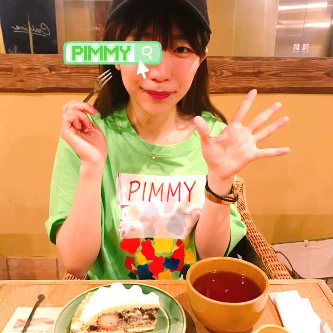 ぱいぱいでか美さんのインスタグラム写真 - (ぱいぱいでか美Instagram)「今日は暖かかったからジャージにTシャツで大丈夫だった☻ 夏焼雅ちゃんのブランド「PIMMY」のグミフォトtee可愛い！ ꙳ #tops #pimmy #俺はインスタグラマーになりてぇ #ピースしてる内はインスタグラマーにはなれないらしい #そうですか ꙳ みやちゃんが立ち上げたブランド「PIMMY」！ この前はパーカーを買ったんだけど、Tシャツもゲットしちゃいました♡ パキッ！としたグリーンにグミのプリントがかわいい！ 丈感も絶妙でハイウエスト履いて出してもinしても可愛くて夏まで大活躍の予感です…❤︎ みやちゃんBerryz工房やBuono!の衣装に携わってた時からセンスめちゃくちゃ大好きだったし セレクトショップのときも最高だったから こうしてみやちゃんが考えた服が着れるのまじで嬉しいです〜！ 今はS/Sが出てるけどこの先のA/Wもめちゃ楽しみ☻ . あと今日食べたケーキめちゃ美味しかったしトイレの鏡も可愛かった！ あ、前にも載せたけどたまに聞かれるいつもつけてる腕時計は金のデータバンクですよ〜」4月24日 0時06分 - paipaidekami