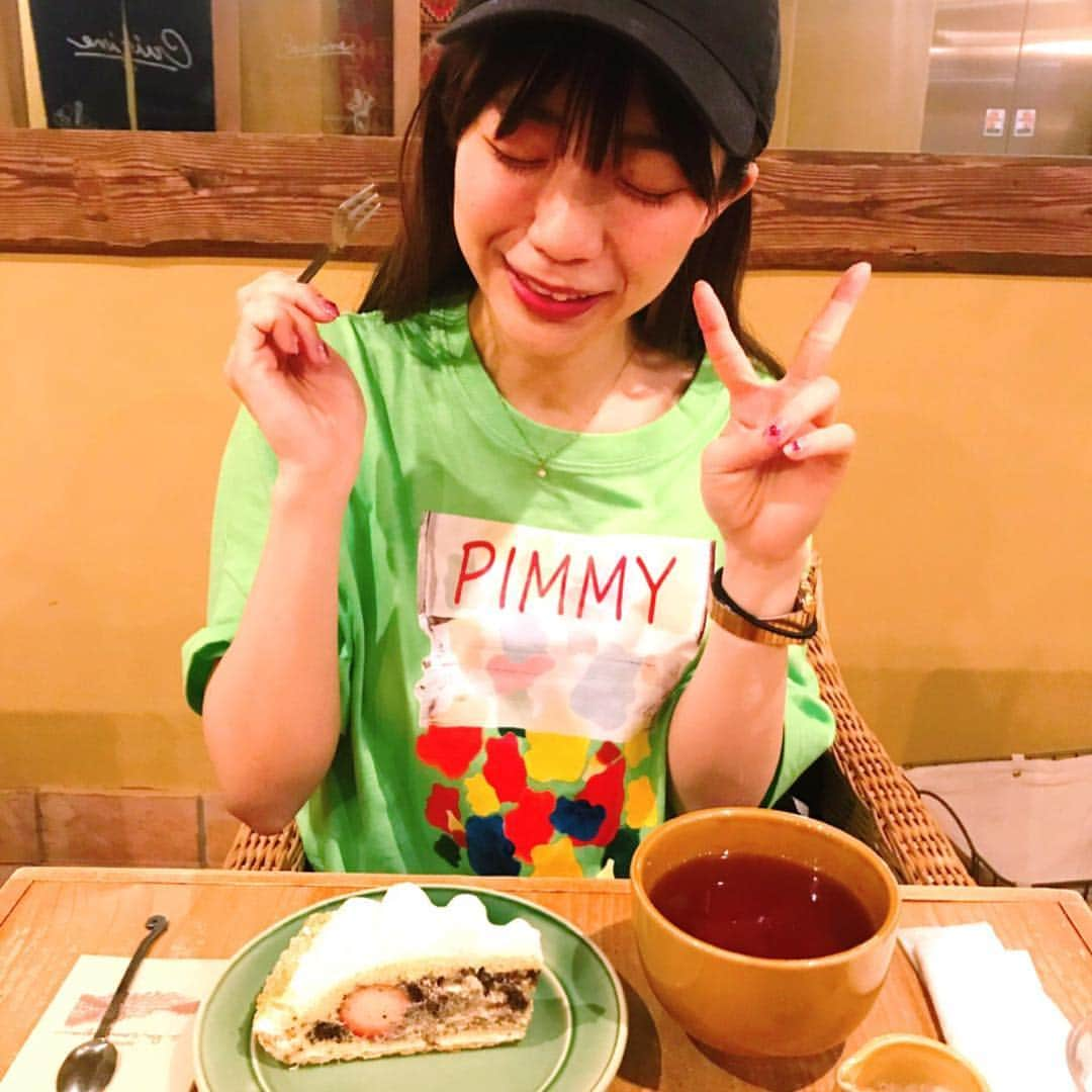 ぱいぱいでか美さんのインスタグラム写真 - (ぱいぱいでか美Instagram)「今日は暖かかったからジャージにTシャツで大丈夫だった☻ 夏焼雅ちゃんのブランド「PIMMY」のグミフォトtee可愛い！ ꙳ #tops #pimmy #俺はインスタグラマーになりてぇ #ピースしてる内はインスタグラマーにはなれないらしい #そうですか ꙳ みやちゃんが立ち上げたブランド「PIMMY」！ この前はパーカーを買ったんだけど、Tシャツもゲットしちゃいました♡ パキッ！としたグリーンにグミのプリントがかわいい！ 丈感も絶妙でハイウエスト履いて出してもinしても可愛くて夏まで大活躍の予感です…❤︎ みやちゃんBerryz工房やBuono!の衣装に携わってた時からセンスめちゃくちゃ大好きだったし セレクトショップのときも最高だったから こうしてみやちゃんが考えた服が着れるのまじで嬉しいです〜！ 今はS/Sが出てるけどこの先のA/Wもめちゃ楽しみ☻ . あと今日食べたケーキめちゃ美味しかったしトイレの鏡も可愛かった！ あ、前にも載せたけどたまに聞かれるいつもつけてる腕時計は金のデータバンクですよ〜」4月24日 0時06分 - paipaidekami