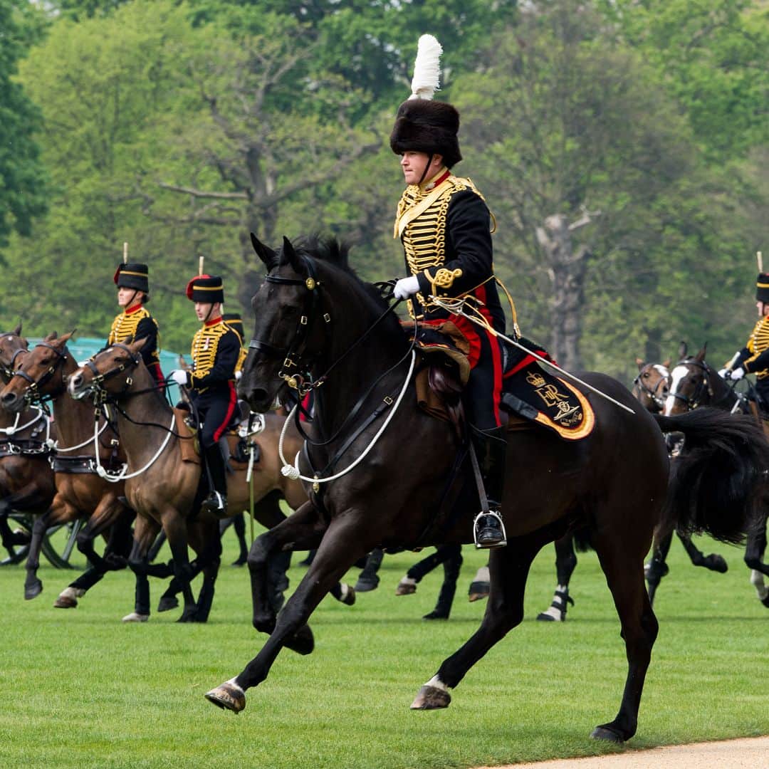 ロイヤル・ファミリーさんのインスタグラム写真 - (ロイヤル・ファミリーInstagram)「Yesterday, The King’s Troop Royal Horse Artillery staged a 41 Gun Royal Salute to mark The Queen’s birthday.  The Princess Royal took the Royal Salute.」4月24日 0時16分 - theroyalfamily
