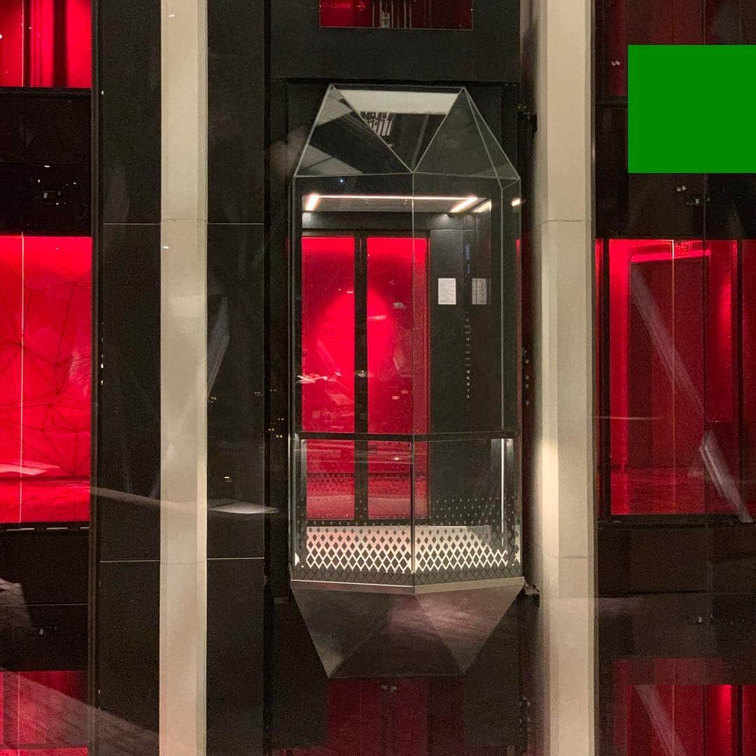 林信行さんのインスタグラム写真 - (林信行Instagram)「#MorpheusMacau by #ZahaHadid 日本の皆さま、申し訳ありません。 これから2泊、昨年マカオにできたZaha Hadidの最新建築に泊まらせてもらいます(部屋はおそらくジュニアスイート-明日確認します)。 ターンダウンサービスで出てくるチョコレートは #PierreHermé バスアメニティは #Hermès 興奮する要素が色々ありますが、ツイッターでかなり詳し目に投稿しているので興味のある方はそちらで！」4月24日 0時15分 - nobihaya