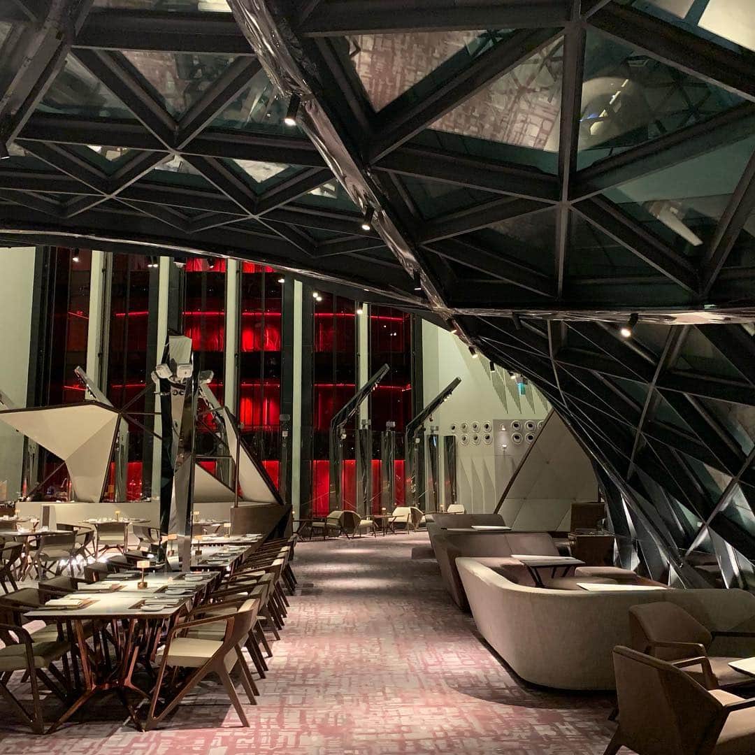 林信行のインスタグラム：「#MorpheusMacau by #ZahaHadid 日本の皆さま、申し訳ありません。 これから2泊、昨年マカオにできたZaha Hadidの最新建築に泊まらせてもらいます(部屋はおそらくジュニアスイート-明日確認します)。 ターンダウンサービスで出てくるチョコレートは #PierreHermé バスアメニティは #Hermès 興奮する要素が色々ありますが、ツイッターでかなり詳し目に投稿しているので興味のある方はそちらで！」