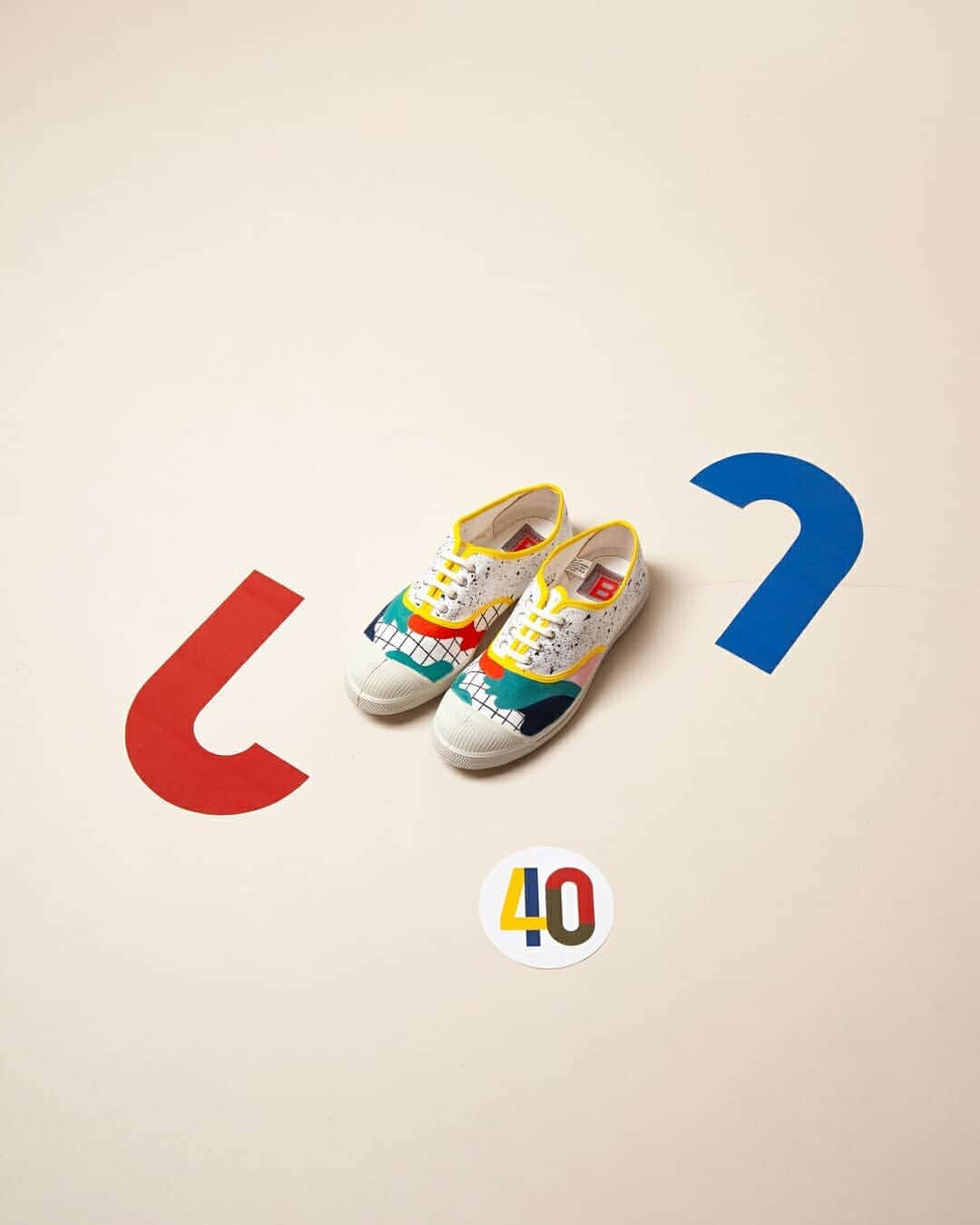 ベンシモンのインスタグラム：「- Funky Town - Bensimon by @Shandor_collection  Les motifs de Shandor sont très inspirés par l’art du 20e siècle. Pour cette paire de tennis, Camille a travaillé une partie de la chaussure avec des micro-éclaboussures de peinture pouvant rappeler la technique du « dripping » de Jackson Pollock pour obtenir cet effet moucheté et totalement aléatoire. Elle a voulu les contraster avec des formes colorées, organiques et graphiques, travaillées en aplat sur le bout de la tennis, pouvant évoquer l’imprimé camouflage, comme un clin d’oeil à l’histoire de la tennis Bensimon et à ses origines militaires. > Découvrez le "behind the scene" de Shandor en story... #bensimon40 #bensimonanniversary」