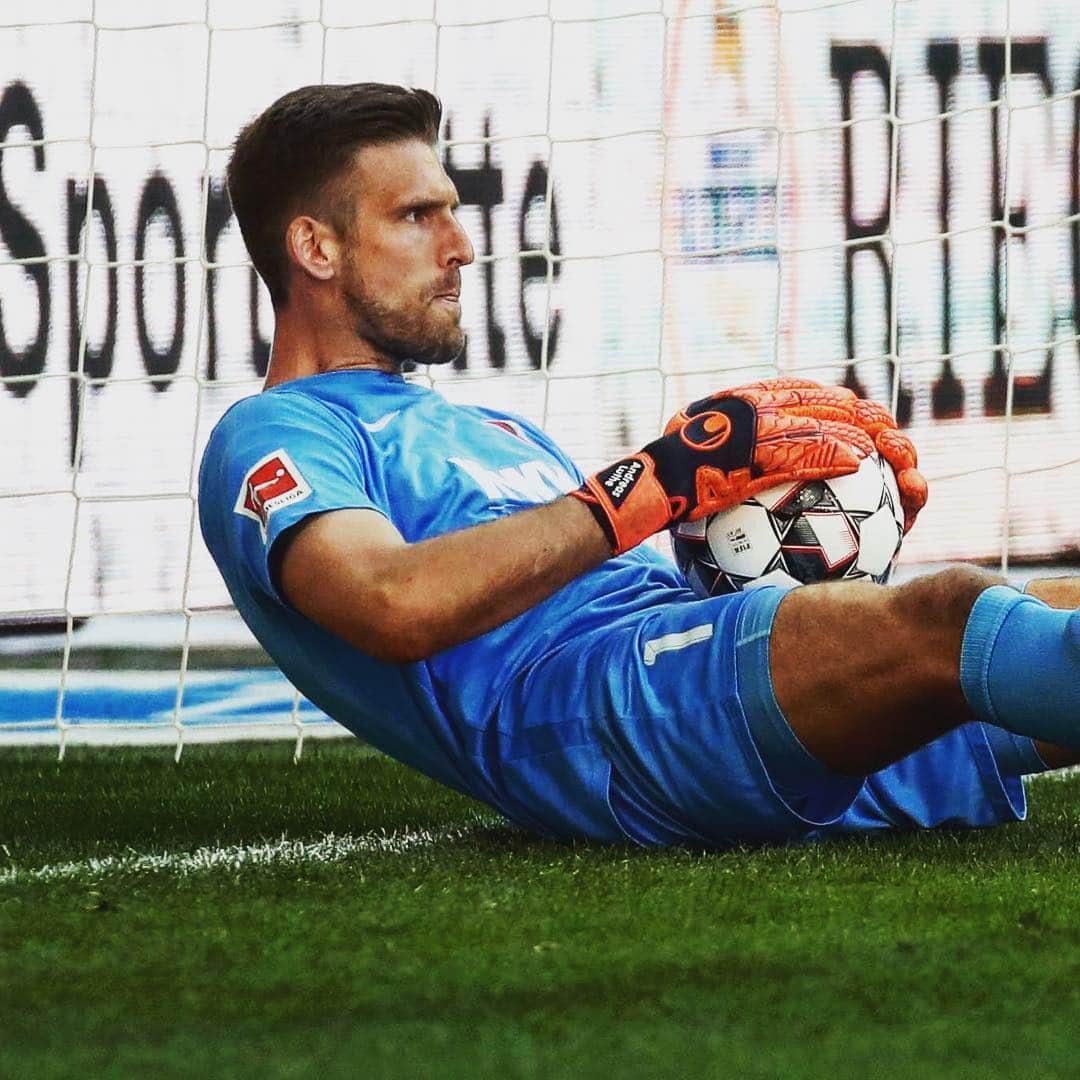 FCアウクスブルクさんのインスタグラム写真 - (FCアウクスブルクInstagram)「Immer zur Stelle und sich selbst mit einer weißen Weste belohnt!💯👌 @andreas.luthe #FCA #FCA1907 #FCAVFB #fcaugsburg」4月24日 0時22分 - fcaugsburg1907