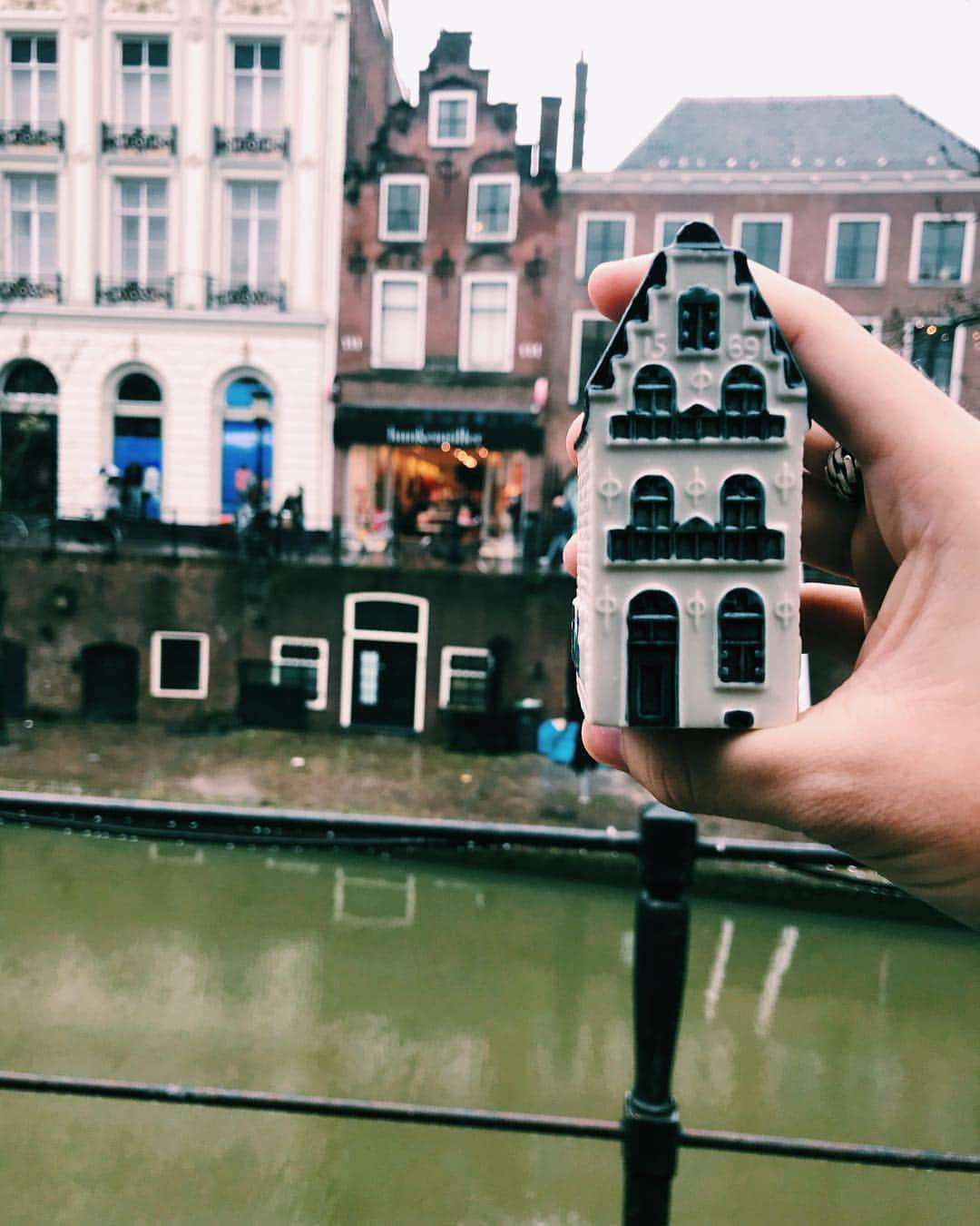 KLMオランダ航空さんのインスタグラム写真 - (KLMオランダ航空Instagram)「Did you know that every Delft Blue miniature house is a replica of a real one? 🏠 #KLM #RoyalDutchAirlines #FlyKLM⁣ 📸 by @jorenzomos⠀ .⁣⠀ .⁣⠀ .⁣⠀ #KLMhouses #Utrecht⁣ #houses #businessclass #flying #frequentflyer #delftbluehouse #delftblue #delftware #blue #collect #collecting #dutch ⠀」4月24日 0時24分 - klm