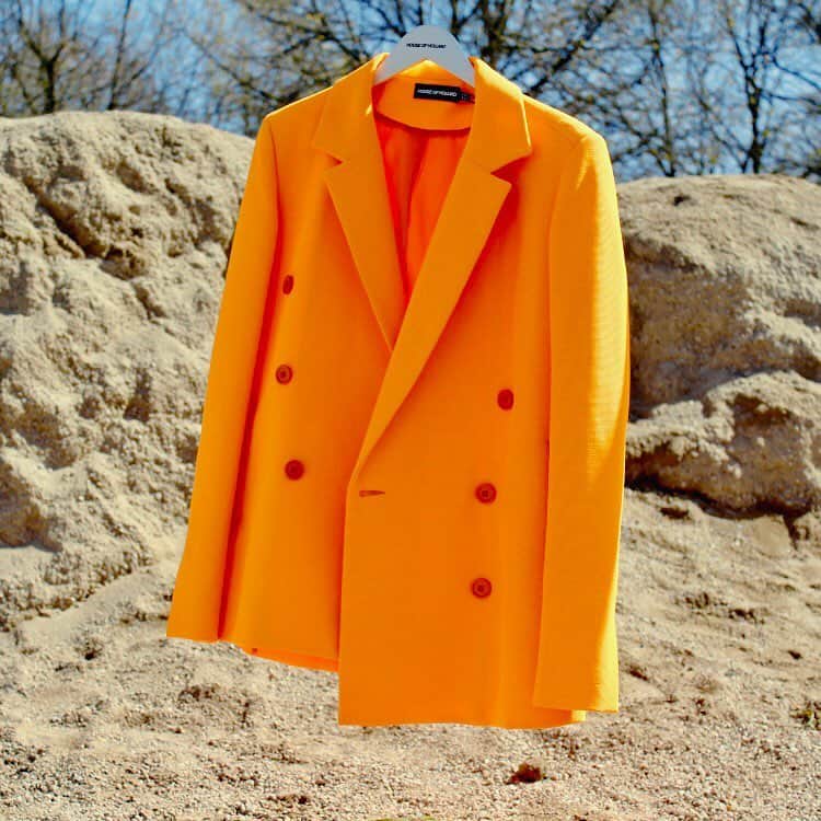 ハウスオブホランドさんのインスタグラム写真 - (ハウスオブホランドInstagram)「Tailoring that matches the sun, what’s not to love?! Our Double Breasted Neon Orange Suit Jacket is online now with matching Track Shorts for the ultimate power suit! #houseofholland #ss19」4月24日 0時28分 - houseofholland
