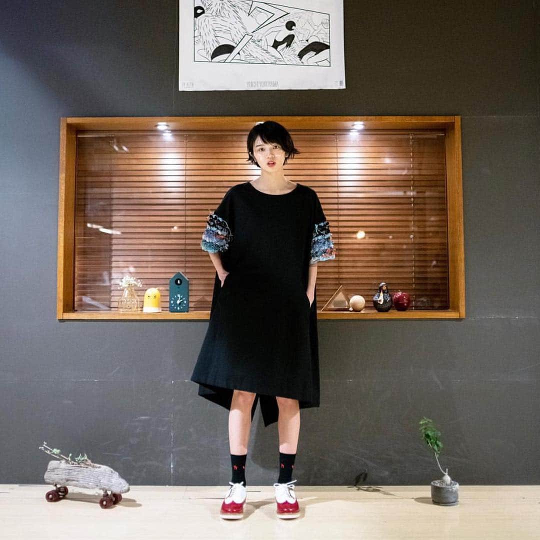 のインスタグラム：「thank you sold out 🥰. . 先週金曜日から @samva_shop にて販売が開始されました @byestof とのコラボワンピースは日曜日に完売したとのことです！ お問い合わせやこちらを目的に足を運んでくださる方がいるとのことでお知らせでした。 ありがとうございました！ an/eddy単独で作品が旅立つのはもちろん嬉しいですがこういったコラボ作品に対して良い反応をいただけるのはなお一層嬉しいです。ありがとうございます。 あっという間の出来事で店頭で確認できませんでしたがどこか街中で見かけられたらいいなーと思います。 STOFさんとはこの一年を通してコラボ作品を発表していく予定です。 次回コラボもお楽しみに！ 一緒にワクワクしましょー！ . . #STOF #SAMVA #aneddy #summerknit」