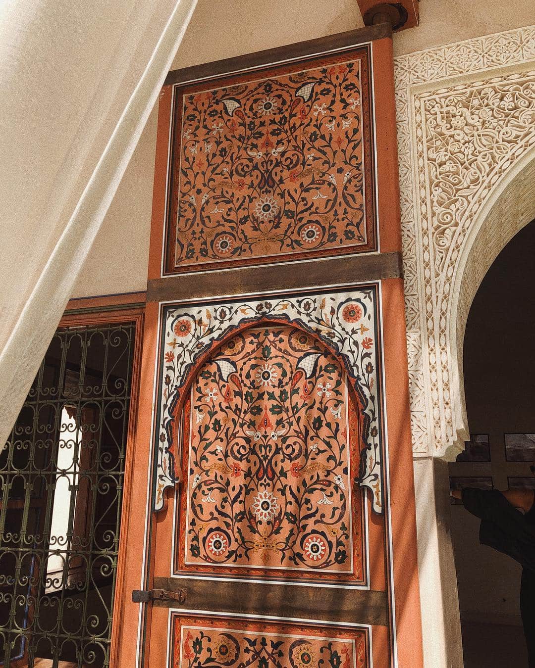 コートニー・ハルヴァーソンさんのインスタグラム写真 - (コートニー・ハルヴァーソンInstagram)「Wore all of my favorite earth tones in Marrakech, and taking a break from the Médina at Le Jardin Secret. I’ve been getting a few questions about shopping in the Médina, and asking if I would be posting any photos or videos of the shops to give a feel for the experience. To be honest, it’s not something I felt comfortable doing - plenty of locals there made it clear that they are not okay with appearing if even for a second on a video, and as a blogger and traveler I try to be respectful about that. Even when shooting in the states, I try my best not to have clearly visible strangers in my photos in the background. It’s a style choice for myself as much as an acknowledgement that they may not know that their image will be subjected to more eyes than the average vacation photo. I know plenty of photographers that can shoot in crowded spaces and create absolutely beautiful work, but it’s just not for me. So while you may not get to see the whole picture of Marrakech through my eyes, I hope you liked the glimpses you did get to see, and I looked forward to writing up as much as I can on the blog to dive in a little deeper and share the experience through words.」4月24日 0時41分 - prettylittlefawn