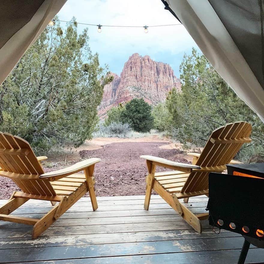 Airbnbさんのインスタグラム写真 - (AirbnbInstagram)「Glamp hard at Austin and Esther’s well-equipped tent in the wilderness. After a day of exploring the trails and chasms of Zion National Park, cook dinner on your wood-burning stove and settle in to watch the stars come out. Out here, they all do.  Photo: @thevdream」4月24日 0時51分 - airbnb
