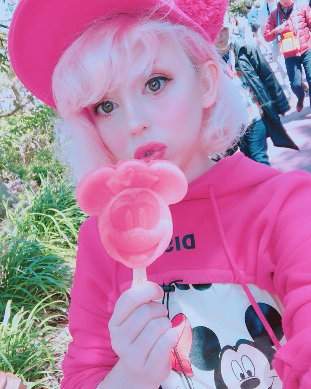 Elizabunnii エリザバニーさんのインスタグラム写真 - (Elizabunnii エリザバニーInstagram)「💓💖🌷🎀Minnie Mouse ice bar at Tokyo DisneySea💗Wearing my H&M x Moschino Disney top💕🌷🍓🌺💝⁣ ⁣ #minniemouse #mickeymouse #tokyodisneysea #disneysea #disneysnacks #disneylife #ミニーアイスバー #ミニーマウス #hmmoschino #disneyfoodie #東京ディズニーシー #ディズニーフード」4月24日 0時46分 - dollie.bunnie