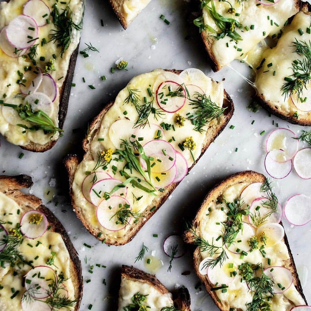 Whole Foods Marketさんのインスタグラム写真 - (Whole Foods MarketInstagram)「We would have been happy with a simple toast and cheese situation, but @theoriginaldish took this combo to the next level by adding dill, chive, radishes and olive oil. #ToastTuesday #MakesMeWhole」4月24日 0時46分 - wholefoods