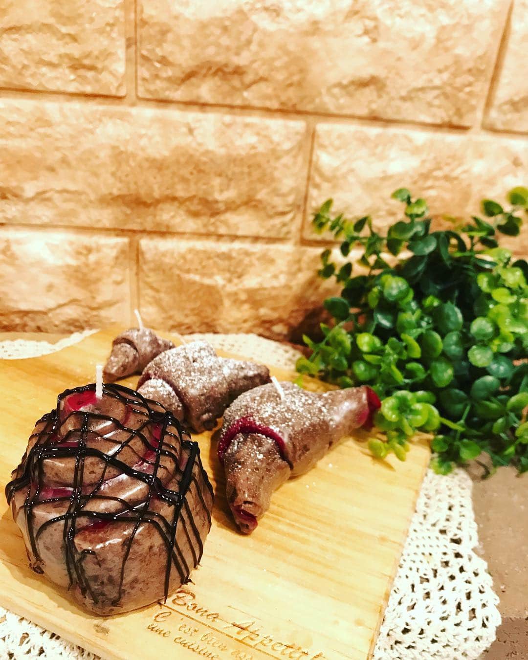緑友利恵さんのインスタグラム写真 - (緑友利恵Instagram)「テーマのあるキャンドルを作るときに、あれ？普段口にしているのに身近なのに鮮明に思い出せない。  どんな色合いで、どんな形で、どのくらいの大きさだったけ？  味わっていたつもりだけで、如何に目の前にあるものを餌として食べていたか気付かされる… 香り、形、色、触感を意識して食事するかによって変わってくる。  イメージと想像を豊かにするのに大切なこと✨  #パン #クロワッサン #キャンドル #手作り #chocolate #pan #candle #instagood #モノ作りが好きな人と繋がりたい」4月24日 0時49分 - yurie_0416