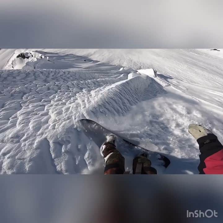 ジェイミー・アンダーソンのインスタグラム：「Its okay if things don’t go as planned... 🤷‍♀️ We can always learn something! • •  That’s why you gotta get out of your comfort zone and try new shit! Humbled and inspired to ride more spines! I call this one “Spine Air chair” I think if I wasn’t so hesitant I could have road out, but as soon as I went off the small diving board spine, I got scared and just leaned back... 😂 next time, hopefully I’ll get it!  Love you Alaska 🙏💙🌏 #goprosnow #jaunconditional」