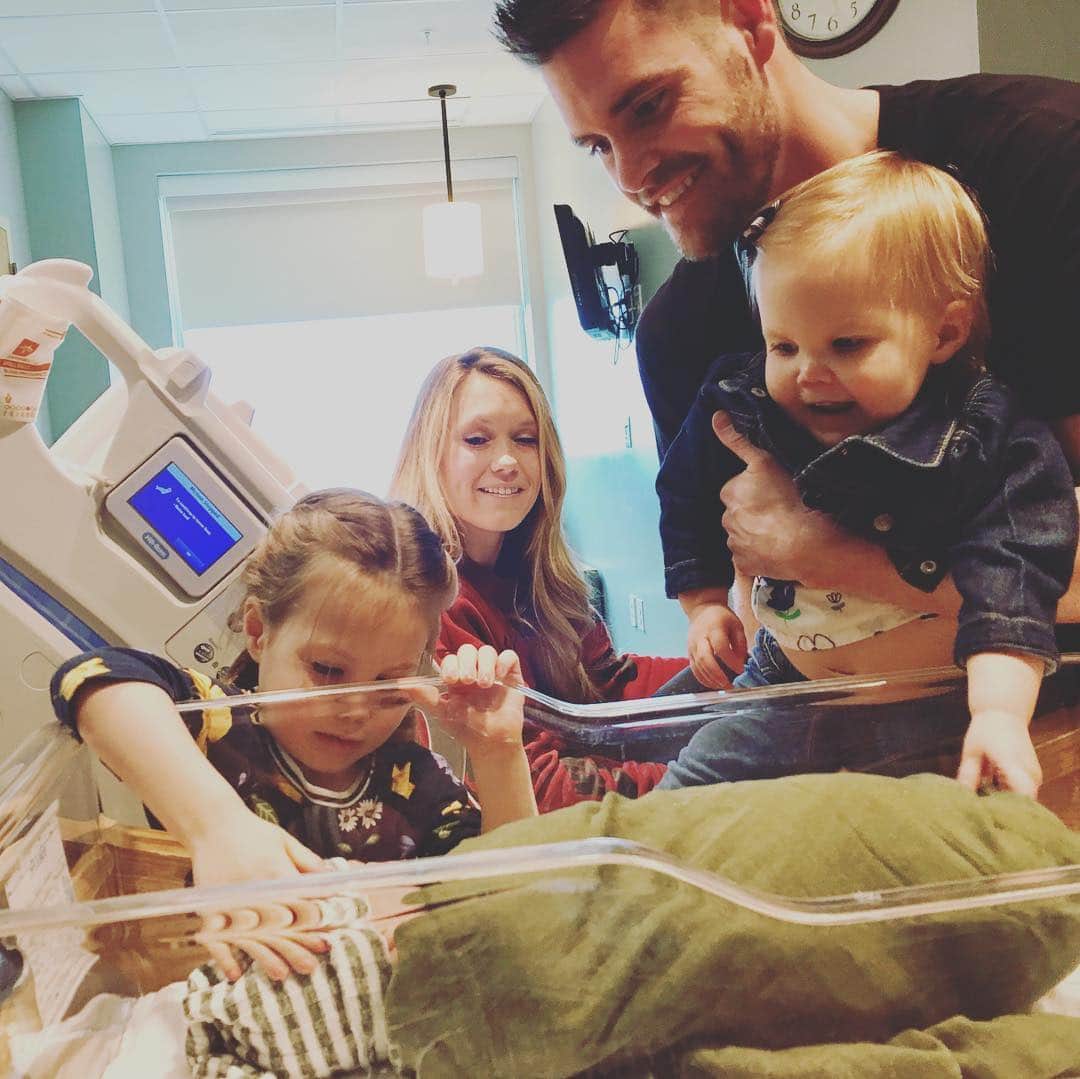 デービッド・ボウディアのインスタグラム：「He’s here! Knox made his arrival last night (04/22/2019) and is doing great! Mama did all the hard work and was a warrior throughout the delivery. Koda is smitten with her new baby brother and Mila was super fascinated. Beyond thankful that God has entrusted us with a sweet baby boy to help grow and teach him to be a Godly man that walks in humility, respects others, and runs after him」