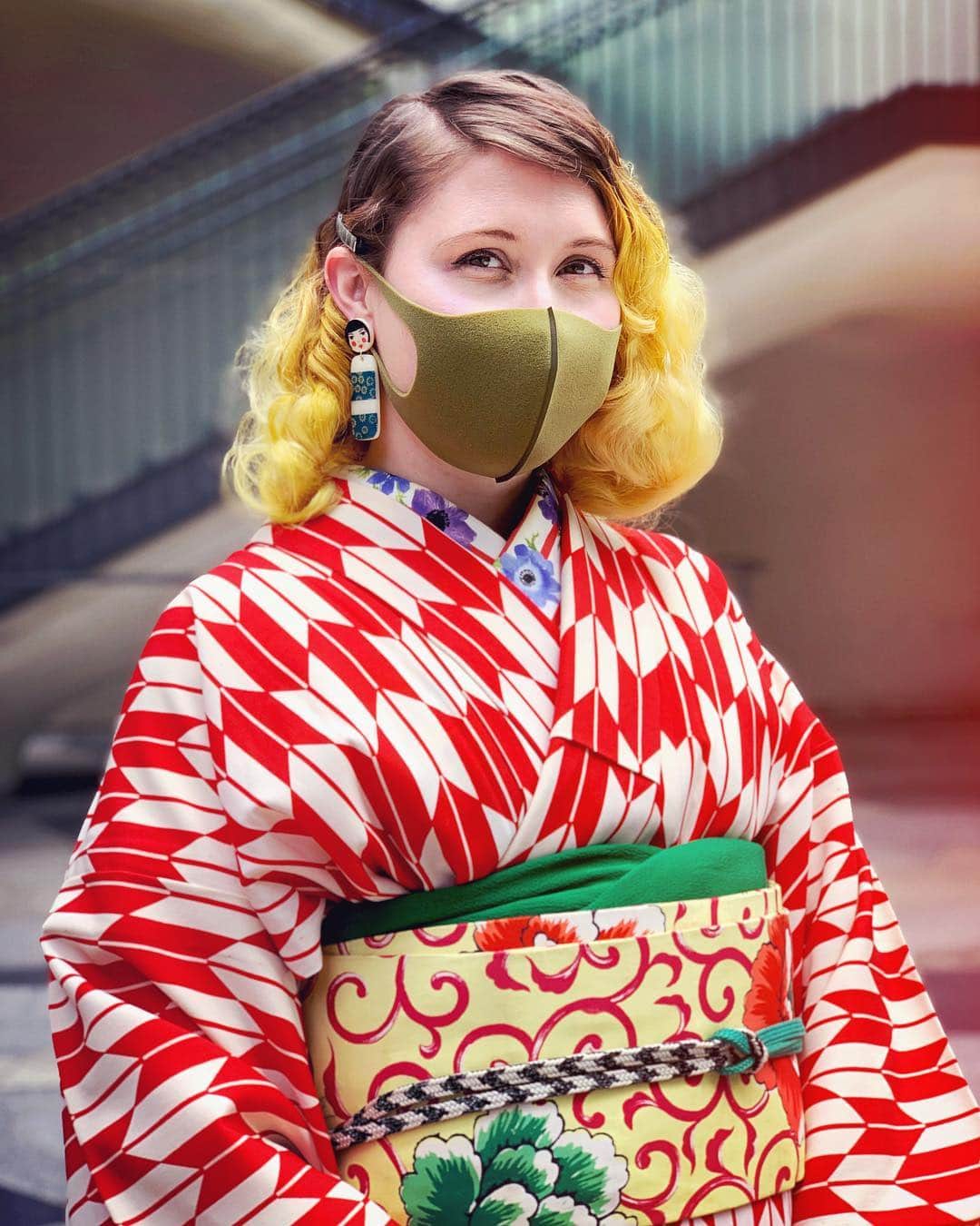 Anji SALZさんのインスタグラム写真 - (Anji SALZInstagram)「Sick in kimono? Also possible 😷🤧🤪 Today’s Vintage #ootd feat. Pitta mask to not pass on my germs to others. 🙈 風邪引いても着物w PITTAマスクは色々なカラーで買えるので、ファッションに合わせるのはちょっと楽しい😅 Earrings: @shade_of_a_bonsai」4月24日 0時54分 - salztokyo