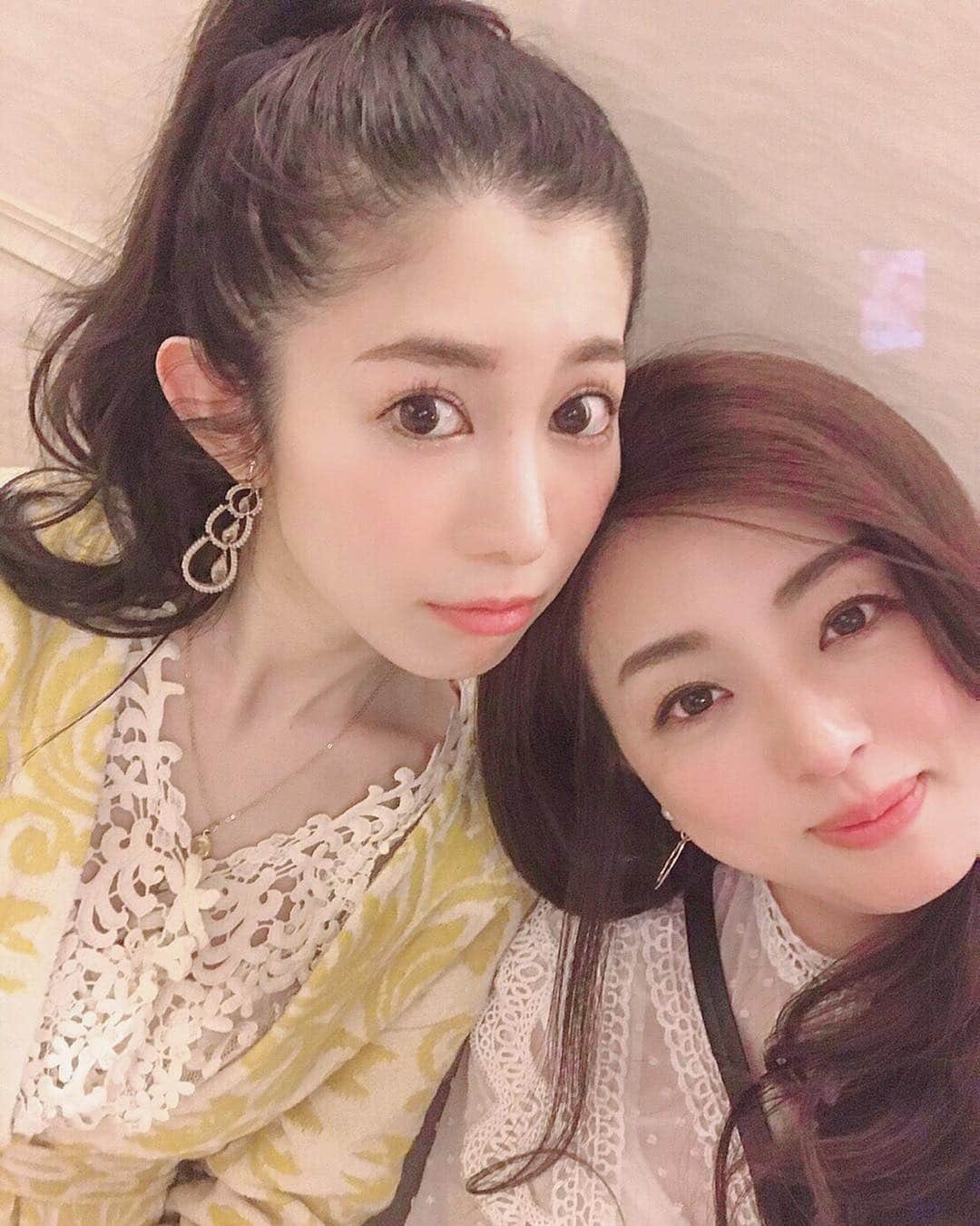 名越涼子さんのインスタグラム写真 - (名越涼子Instagram)「👩‍❤️‍👩 渾身の #ぶりっこ 平成最後の頑張りをお届けします🙋‍♀️ ・ ・ ・ ・  一一一一一一一一一一一一一一一一一一一一一一一一一一一一 #頑張りました#lovemyfriend#しょこりょこ#恋人か#仲良しか#らぶ#大好き#girlstalk#love#bestfriend#forever#誕生日#お祝い#おめでとう#happybirthday」4月24日 0時57分 - nagoshi_ryo