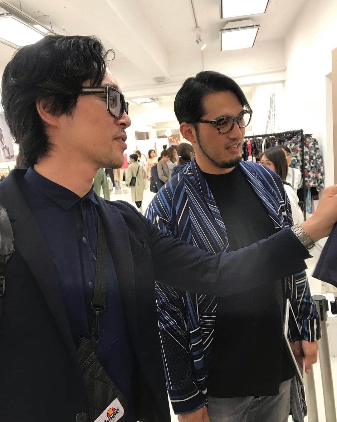 芥川舞子さんのインスタグラム写真 - (芥川舞子Instagram)「オーガニックライフ東京、番外編。  今回の衣装提供は、私生活でも愛用している大好きなBASARA (@basara_silk ) さんにお願いすることができました🙏  シャンパンゴールドのキャミソールは、すべり落ちるようななめらかなシルクの肌触りで、とってもリッチな気分にさせてくれます🥂  写真2枚目は悪い人ではありません。BASARAディレクターの村上由祐さんです。  写真3枚目4枚目は悪い商談をしてる人たちではありません。 BASARAメンズパンツの素晴らしさを語っている洋輔さんと由祐さんです。 ・ “おそらく舞子先生がヨガ業界一BASARAをガチで愛用してるでしょう”と言われた通り、これからもそれは続きます。  素晴らしい製品を世に生み出してくれて感謝です。 本当にありがとうございました！！✨」4月24日 0時59分 - maiko.akutagawa