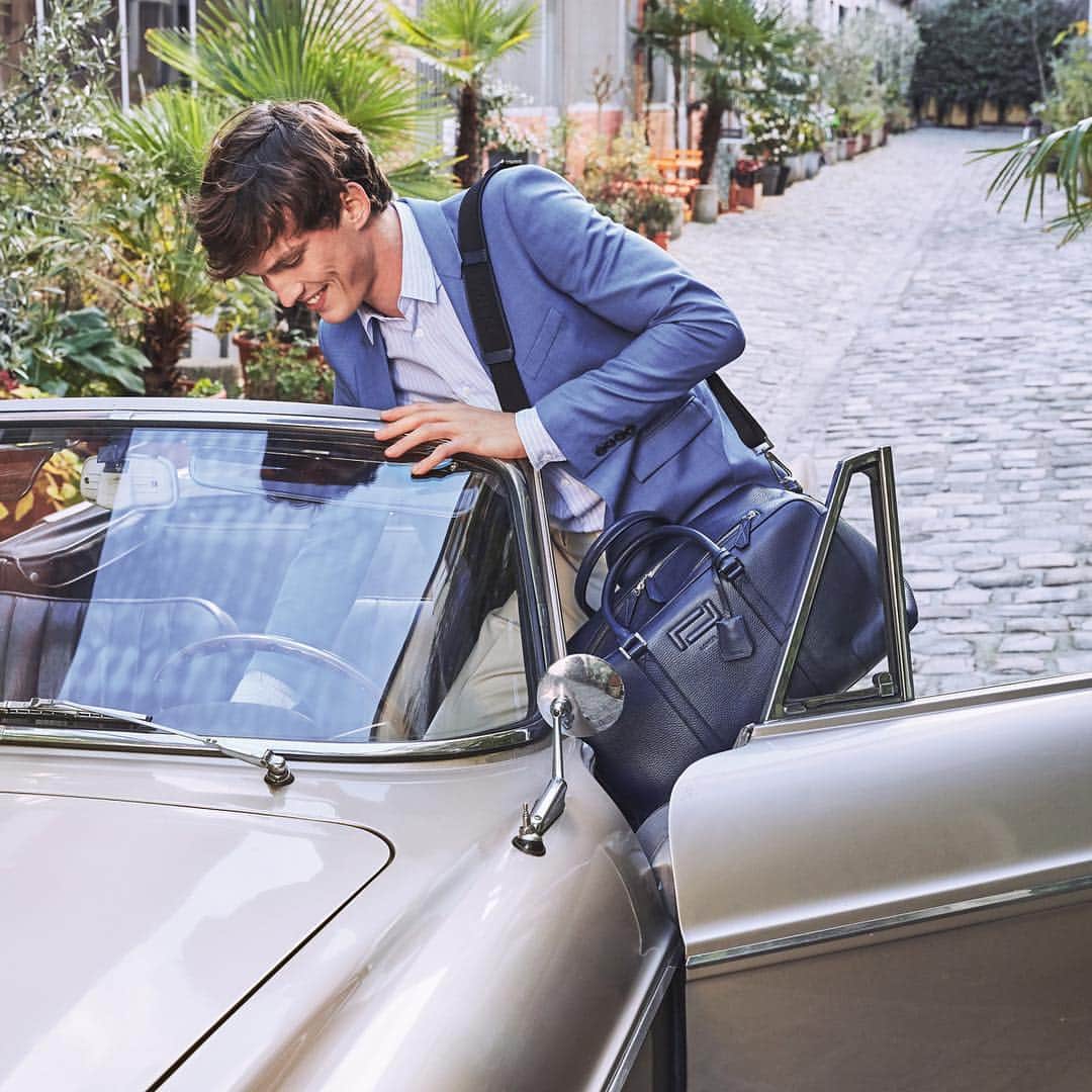 のインスタグラム：「Règle n°1 : voyagez toujours avec élégance Rule of a real businessman: always have the most elegant bag! #GrandHotelbyLancel #BeautyAndDesign #Lancel」