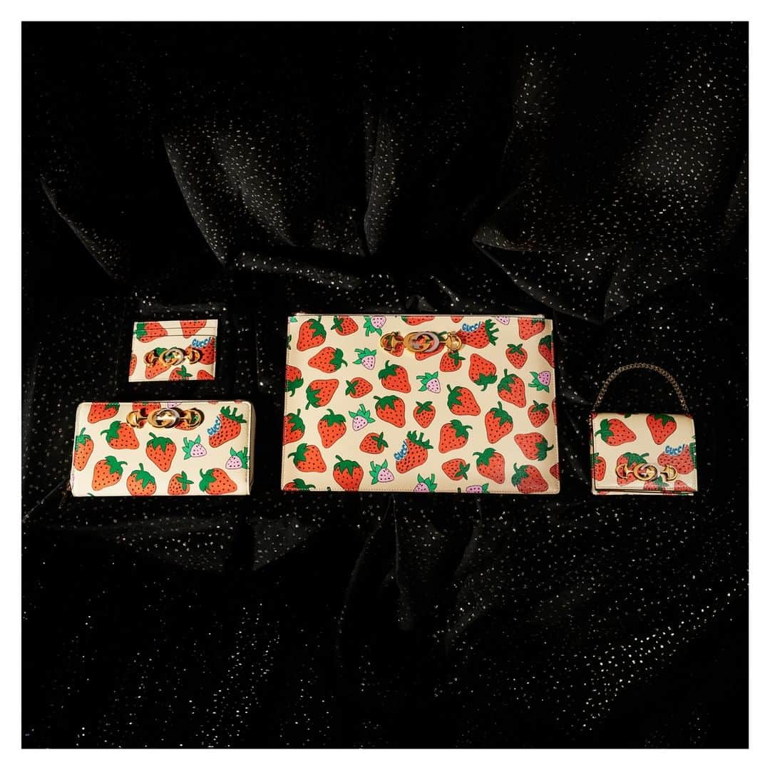 グッチさんのインスタグラム写真 - (グッチInstagram)「Printed onto a leather base, a strawberry pattern embellishes diverse designs of the new #GucciZumi accessories designed by @alessandro_michele. Discover more through link in bio. #AlessandroMichele #GucciSS19」4月24日 1時01分 - gucci