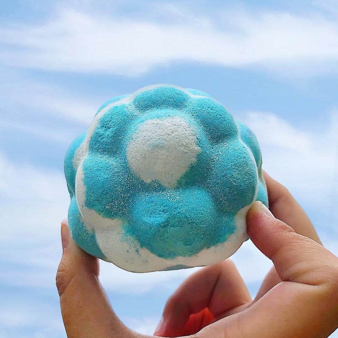 LUSH Cosmeticsさんのインスタグラム写真 - (LUSH CosmeticsInstagram)「Embrace cloudy days! Our new Blue Skies And Fluffy White Clouds Bath Bomb shares its name and scent with our famous blue and white bubble bar. Sink into grounding patchouli and frankincense bliss. ☁️✨💙/ 📸: @lush.stagram #WeTheBathers」4月24日 1時03分 - lushcosmetics