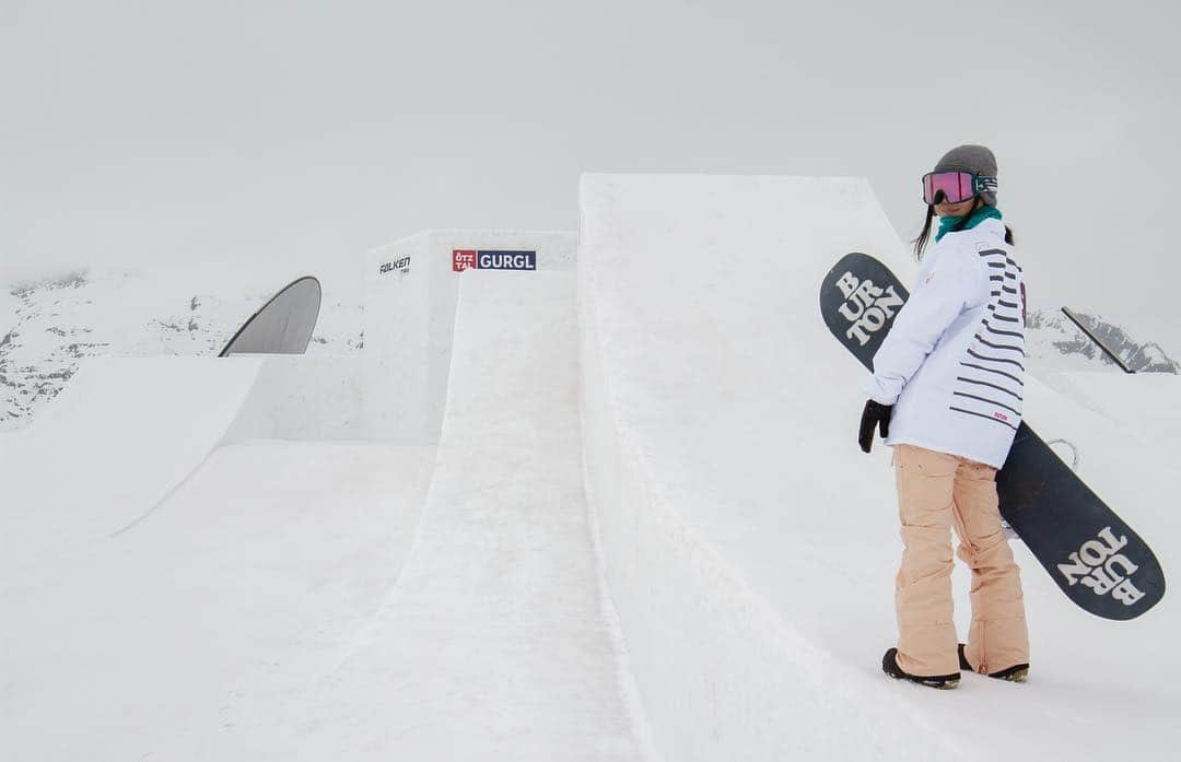 岩渕麗楽さんのインスタグラム写真 - (岩渕麗楽Instagram)「I’m ready to drop into this big jump. And I just hope the weather will be good🤞 @audinines 📸 @lee_ponzio」4月24日 1時03分 - leila_iwabuchi