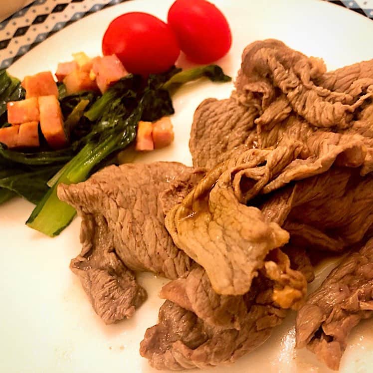 堀井亜生さんのインスタグラム写真 - (堀井亜生Instagram)「息子に  晩御飯何食べたい？  と聞くと、  肉食べたい！  と言うので、本日は簡単に薄切り肉を牛脂で炒めたものを。  やったーと言いながら食べ始めたのですが、気がつくとご飯に肉を巻いて食べてました。  肉巻きおにぎり知らないのに、さすが食いしん坊。  #弁護士 #ホンマでっか #ワーママ」4月24日 1時07分 - aoi_horii