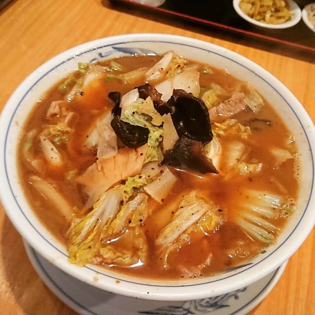 のインスタグラム：「『にんにく麺』川口市にある「香翠」と言うお店(^-^)♪野菜が具だくさんで美味しい！にんにくが全面に出てない感じのラーメン♪細麺なので麺をすするたびにニンニクの香りが口の中に広がるのです！  #にんにく #にんにく麺 #にんにくラーメン #ラーメン #拉麺 #ramen #ニンニク #埼玉 #川口 #香翠 #中華料理 #レギュラー松本 #あるある探検隊 #飯テロ」