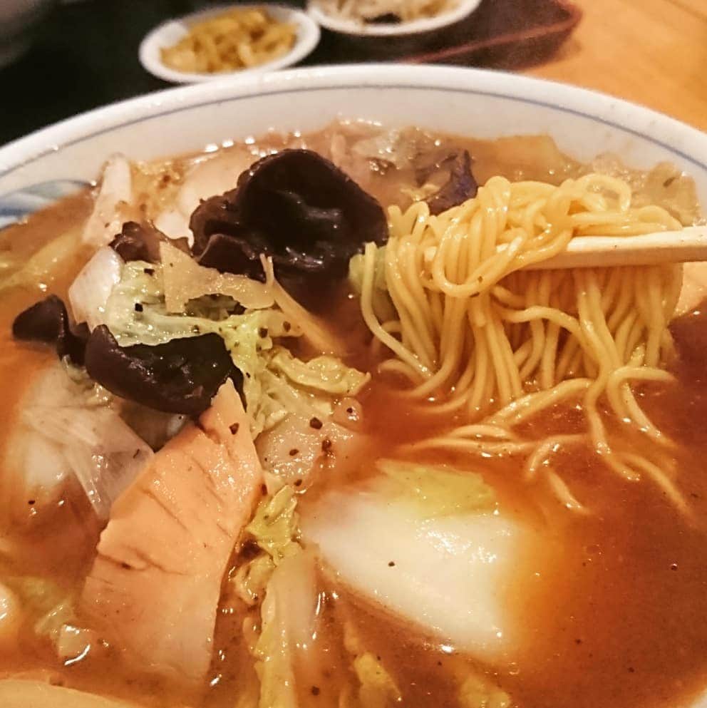 松本康太さんのインスタグラム写真 - (松本康太Instagram)「『にんにく麺』川口市にある「香翠」と言うお店(^-^)♪野菜が具だくさんで美味しい！にんにくが全面に出てない感じのラーメン♪細麺なので麺をすするたびにニンニクの香りが口の中に広がるのです！  #にんにく #にんにく麺 #にんにくラーメン #ラーメン #拉麺 #ramen #ニンニク #埼玉 #川口 #香翠 #中華料理 #レギュラー松本 #あるある探検隊 #飯テロ」4月24日 1時11分 - aruarutankentai.matsumoto