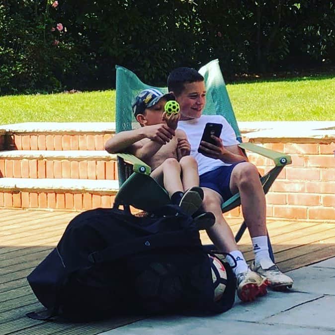 ケルビン・デイビスのインスタグラム：「Family, Football, your Phone & a Smile just about sums you up!!!! Happy Birthday Super Son 1️⃣4️⃣ ❤️」