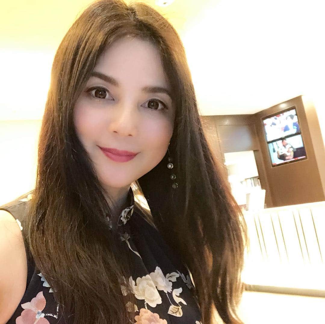 のインスタグラム：「ライブのお手伝いをさせて頂く 歌手で作家の、荘魯迅さん来日30周年記念特別企画ライブに行ってきました😆✨ 開催場所は外国人記者クラブです✨  荘魯迅さんは漢詩の本の出版や、大学入試の問題を作ったりと とても美しい日本語を話されるのです😊  第一部は、漢詩名作の解読と朗詠。 第二部は荘魯迅さんのオリジナル曲や漢詩を元に作曲された歌の数々を披露されました✨✨ 長年のファンの方含め160名の方で会場は満席でした😊✨ 来月先生との少人数の限定ライブを企画しています💓 たくさんの方に楽しんで頂けるライブにする予定です😍わくわく✨  #有楽町 #記者クラブ #ライブ #LIVE #上海 #荘魯迅 #漢詩」
