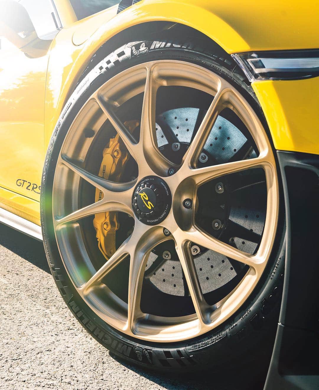 CarsWithoutLimitsさんのインスタグラム写真 - (CarsWithoutLimitsInstagram)「@carswatchesnmore’ss Racing Yellow Porsche GT2RS Photo @kfletchphotography  #carswithoutlimits #toronto #gt2rs」4月24日 1時26分 - carswithoutlimits