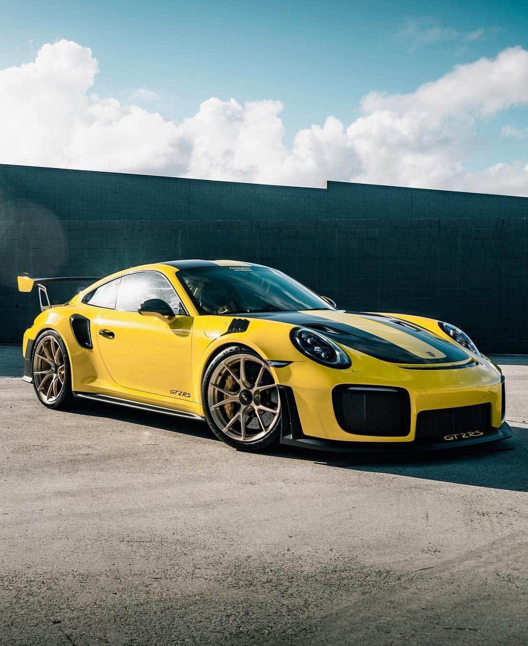 CarsWithoutLimitsさんのインスタグラム写真 - (CarsWithoutLimitsInstagram)「@carswatchesnmore’ss Racing Yellow Porsche GT2RS Photo @kfletchphotography  #carswithoutlimits #toronto #gt2rs」4月24日 1時26分 - carswithoutlimits