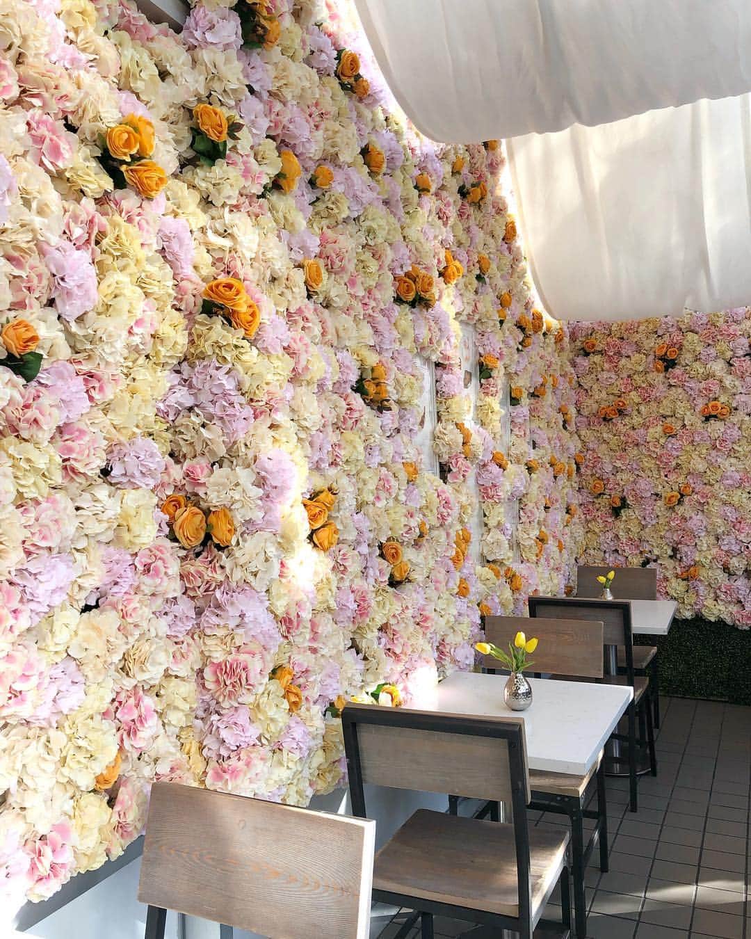 DOMINIQUE ANSEL BAKERYさんのインスタグラム写真 - (DOMINIQUE ANSEL BAKERYInstagram)「Spring is in full bloom in Soho. Thank you to @floratorium for the beautiful floral installation and for getting our garden greenhouse ready for sunny warm days ahead. 😎🌷」4月24日 1時26分 - dominiqueansel