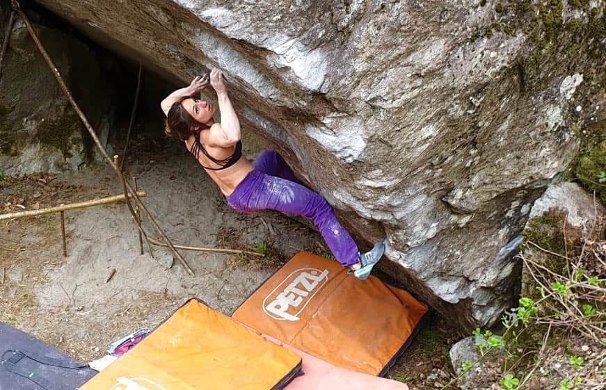 アレックス・パッチシオさんのインスタグラム写真 - (アレックス・パッチシオInstagram)「Last day best day!!! So psyched to have climbed “Heritage” V14/ 8B+ in Val Bavona Switzerland 🇨🇭!!! 😆 I have been pretty out of shape for me and still have a lot of work to do to get back where I was, this is why I didn’t try Heritage for the first few weeks of my trip. I then decided to try it because it was always on my list of climbs I wanted to do and my friends were most psyched for this area. Well I definitely surprised myself when I was falling grabbing the hold at the lip on day 3! This happens 2 times this day with one try on the hold. The last move isn’t suppose to be that hard, but at my height you can’t use the normal left foot hold that makes the move not so bad. Instead I had to use a really high, and too high for me even, foot that made me be in this weird balled up position where then I had to punch to the last hold before the top out.  The weather was highs of 17-23C / 62-73F everyday with sun and not much wind at all and the boulder sits down in a area that doesn’t really get air flow. After the “colder” day where I got really close I thought it would happen next day, but the weather got sooo hot and really humid! I was having trouble just staying on the holds and not greasing off.  Finally on the last day It because a bit breezy and had some cloud coverage. The high was still at 17-18C/ 62-64F, But the breeze made it way less humid!  For my warm up I decided to do the top half one time and then I sat for a few minutes to chill. I looked at the climb and had a special feeling. I didn’t want to overthink it or psych myself out, but I had a feeling where I knew it was time. For my second try I decided to go from the start and the magic happened! I was standing on top of the boulder!!! 😄😆😁🙏 Thank you @westmountainmedia , @dawoods89 and @robinoleary for coming out all those days I didn’t send for support. I definitely got frustrated from time to time when the first few moves felt hard because of the humidity. 😂  @petzl_official @scarpana @frictionlabs  #uhamikakuto #yes #psyched #happy #climb」4月24日 1時21分 - alex_puccio89