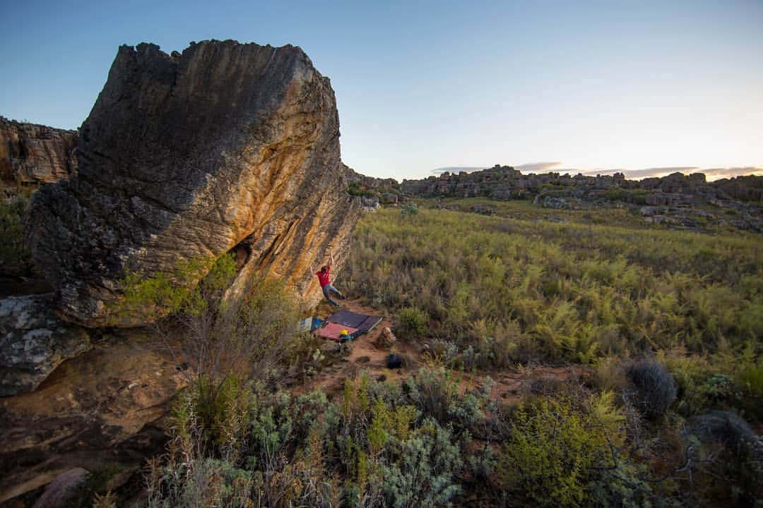 ペイジー・クラッセンのインスタグラム：「Every day is Earth Day, and our responsibility as those who get to use the rocks as our playground applies every day as well. That means not cutting corners when it comes to caring for these special places. Here's @arjandekock cutting loose in Rocklands a few years back.」