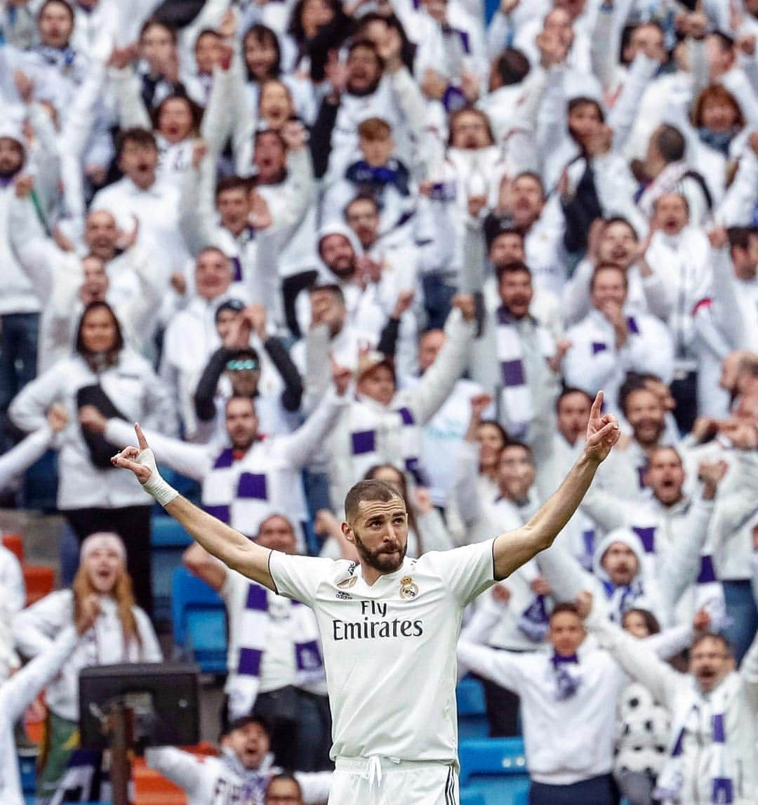 LFPさんのインスタグラム写真 - (LFPInstagram)「The Bernabeu’s fans in @karimbenzema celebration mode! 🙌🏻💜🙌🏻💜 • #Benzema #RealMadrid #Bernabeu #LaLigaSantander #LaLiga」4月24日 1時28分 - laliga