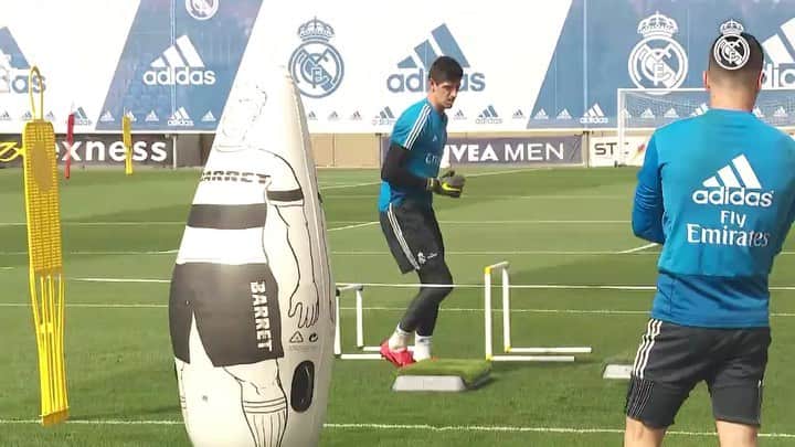 ティボ・クルトゥワのインスタグラム：「Feliz por poder estar entrenando al máximo después de la lesión! 💪🏼 #HalaMadrid」
