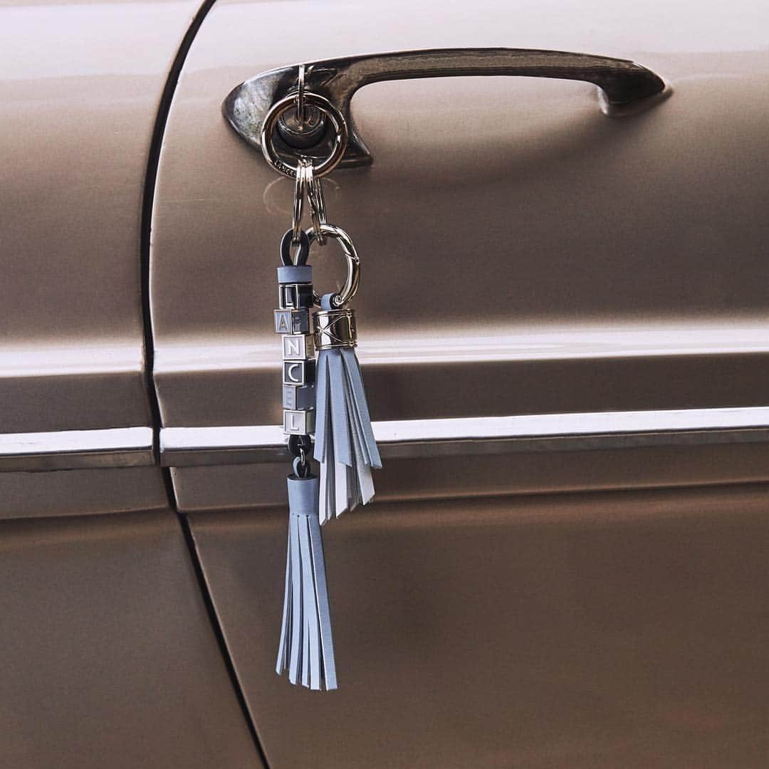のインスタグラム：「Le porte-clés qui fait craquer ! Keep an eye on your keychains 👀 #keyrings #BeautyAndDesign #Lancel」
