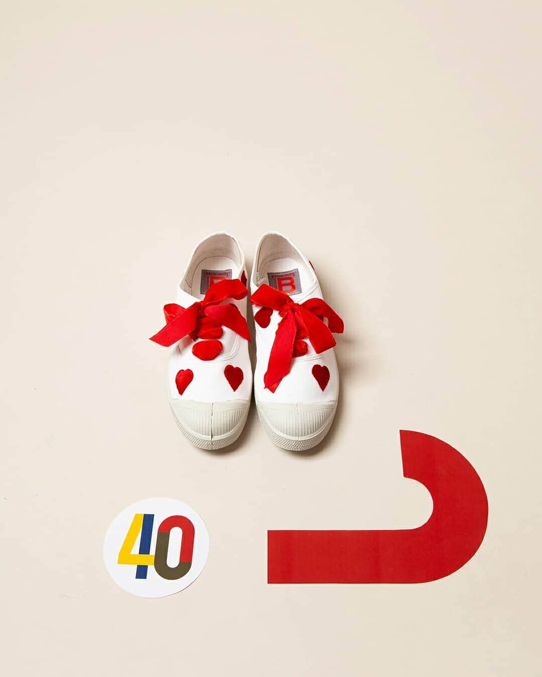 ベンシモンのインスタグラム：「- I love you - Bensimon by @benoitmissolin L'amour est dans l'air, l'amour est partout... cette paire de tennis est une déclaration d'amour de Benoit à Bensimon. 🇬🇧Love is in the air, love is everywhere, Benoît Missolin loves Bensimon... #bensimon40 #Bensimonanniversary」