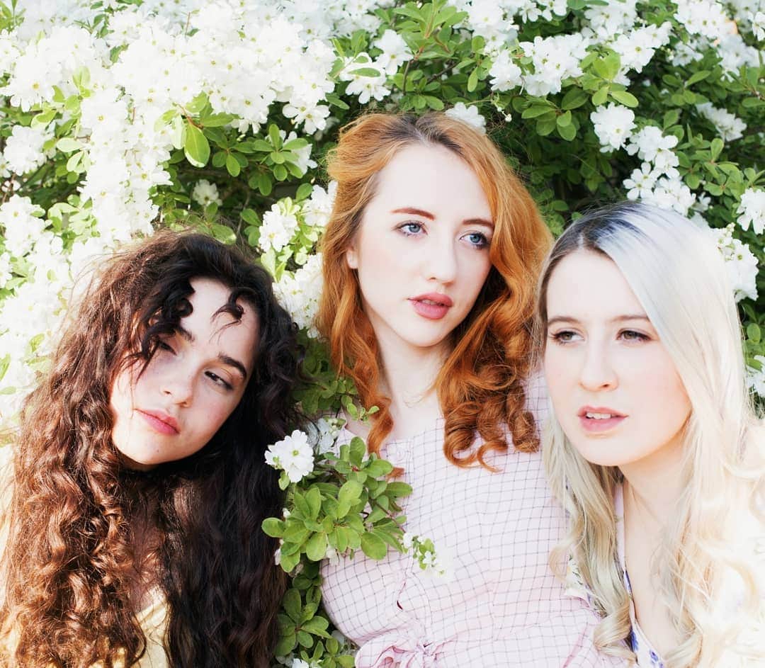 ベッキー・クルーエルのインスタグラム：「sage cherub three strong leaves⁣ ⁣ ⁣ adele has now moved in with kelsey and I. lucky to live with such impressive people!」