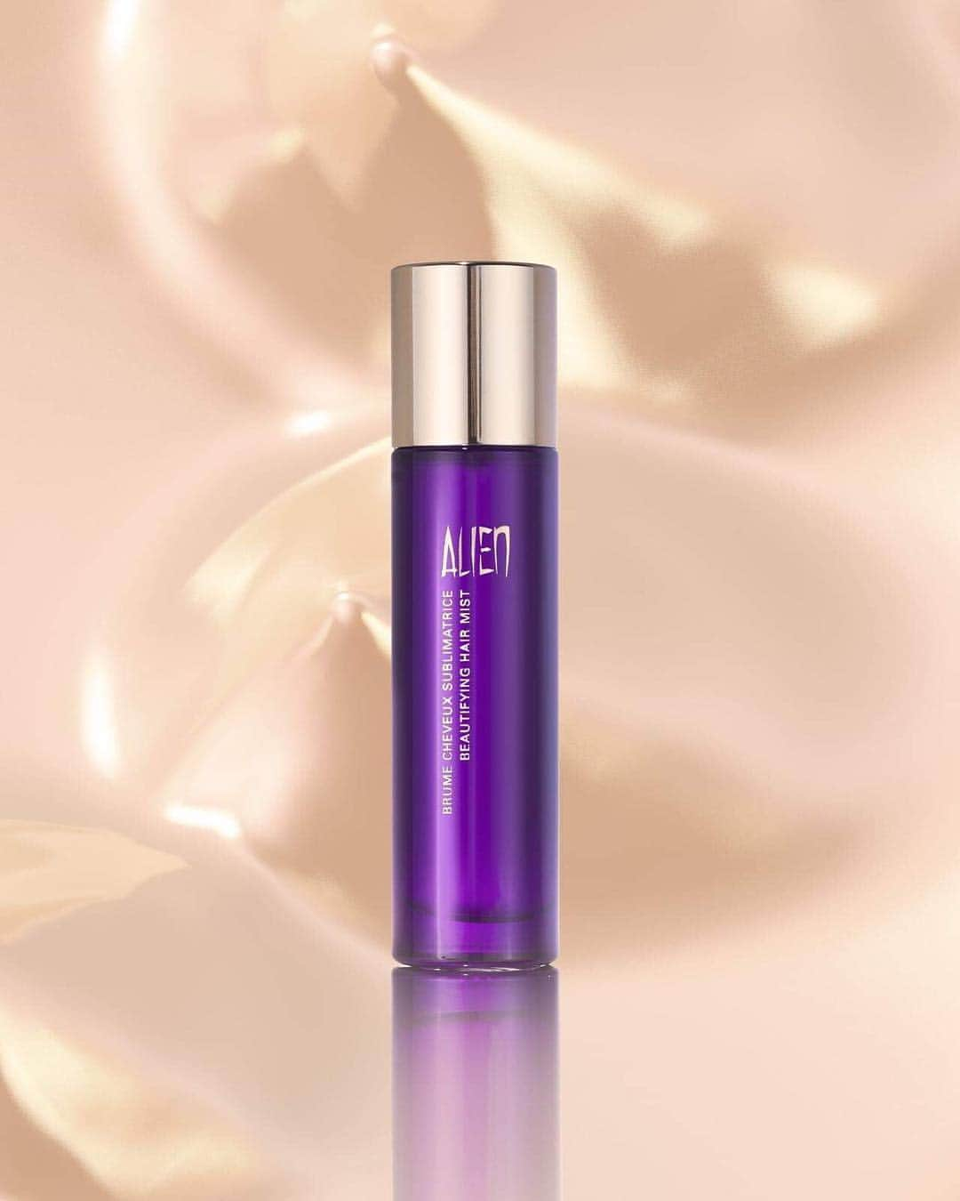 ミュグレーさんのインスタグラム写真 - (ミュグレーInstagram)「#WeAreAllAlien Beautifying Hair Mist will delicately scents your hair with the sun-drenched, mysterious notes of your favorite fragrance」4月24日 1時43分 - muglerofficial