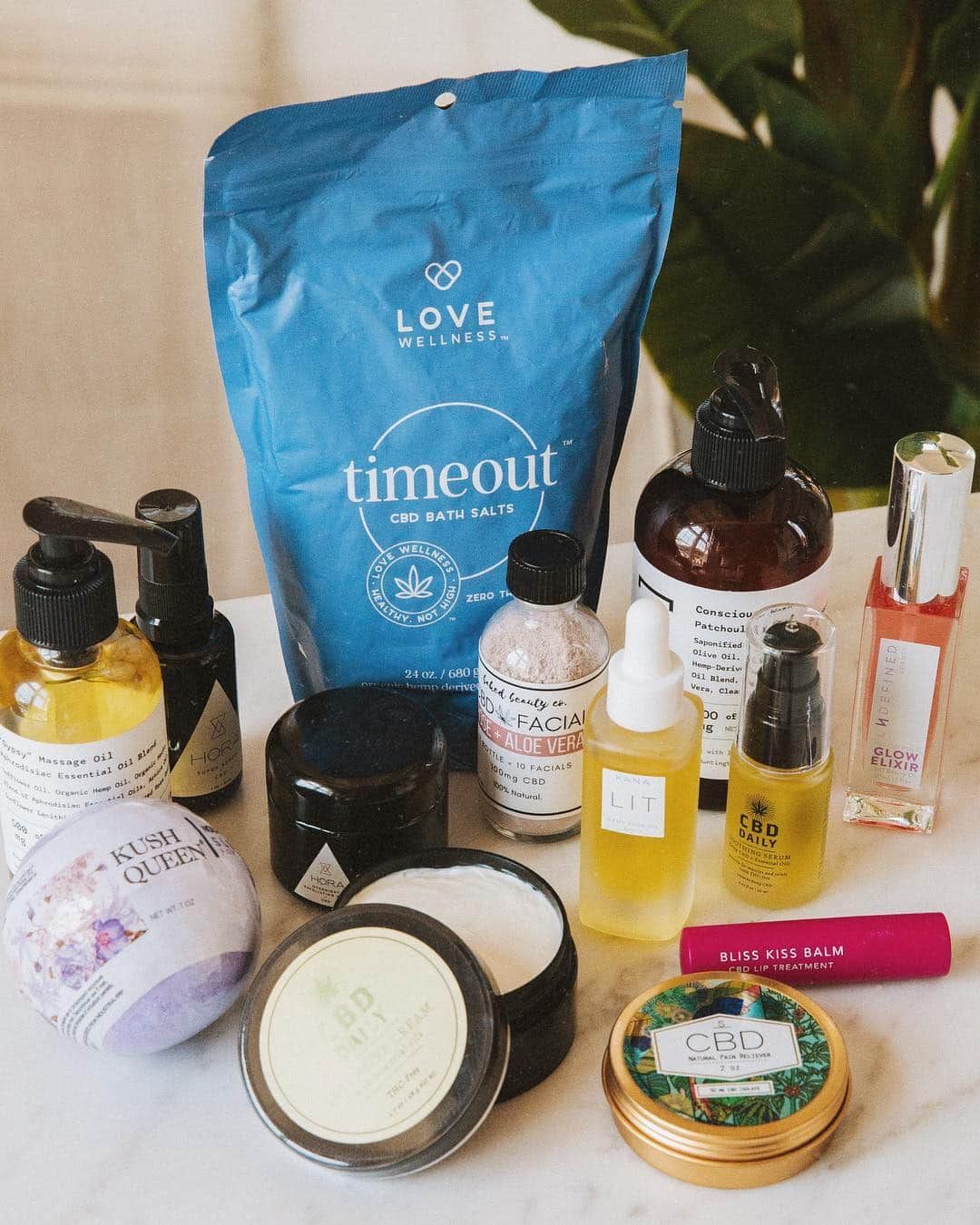 Urban Outfittersさんのインスタグラム写真 - (Urban OutfittersInstagram)「Your new skincare secret ingredient isn't such a secret anymore: CBD! This powerful antioxidant also adds radiance to the skin and works as an anti-inflammatory, too. What's not to love? Tap to shop some of our fave products (and many more online)! #UOBeauty」4月24日 1時42分 - urbanoutfitters