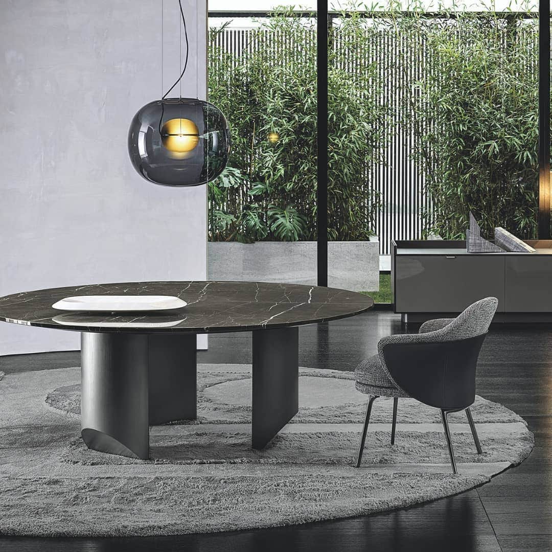 Minotti Londonさんのインスタグラム写真 - (Minotti LondonInstagram)「Wedge explores the concept of a table with a strong graphic style, offering both a dining room and coffee table version. 🖤  In the dining table, the bulky look created by the solid sculptural masses of the semi-circular legs of Wedge contrasts with the lightweight feet, which culminate in an oblique chisel tip shape.  The entire volume of the table, hosting the large top, appears to become weightless and leans lightly on the tips of the legs, challenging the law of gravity.  The element of surprise is even stronger in the version with barrel-shaped glass top, the surface of which reveals the semi-circles of the supports, positioned in a purposely irregular formation.  Tap the link in our bio to see the full collection and to talk to us about your project.  #design #furnituredesign #designers #luxurydesign #designinspiration #interiordesigninspiration #luxurylife #interiorstyling #luxuryinteriors #designer #interiordesign #interior #interiors #designs #interiordesigner #luxury #luxurylifestyle #furniture #furnituremaker」4月24日 1時47分 - minottilondon