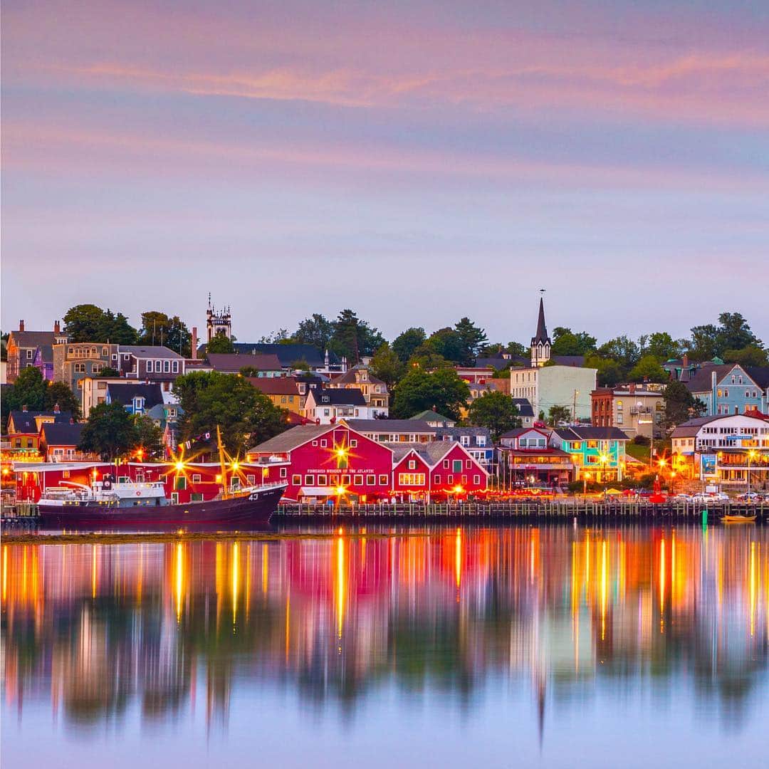 Explore Canadaさんのインスタグラム写真 - (Explore CanadaInstagram)「Is this Canada’s most colourful town? Find out on a visit to seaside Lunenburg, Nova Scotia. Explore the town and learn about its colourful history on a walking tour with @lunenburgtours. Then get out on the water on the famous Bluenose II for a sunset sail around town, or under your own paddle power with @pleasantpaddling! #ExploreCanada 📷: @acorn_art_photography 📍: @visitnovascotia . Abonnez-vous à @explorezsansfin pour voir nos publications en français! . #visitnovascotia #lunenburg #novascotia」4月24日 1時51分 - explorecanada