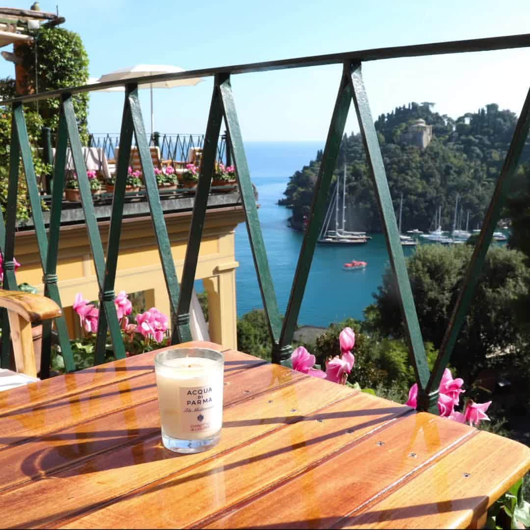 のインスタグラム：「The ideal fragrance for recharging your batteries after an early-morning walk along the rocky shores of western Liguria . . #acquadiparma #homecollection #interiordesign #homedecor #mediterranean #italianstyle #italiansummer #liguria」